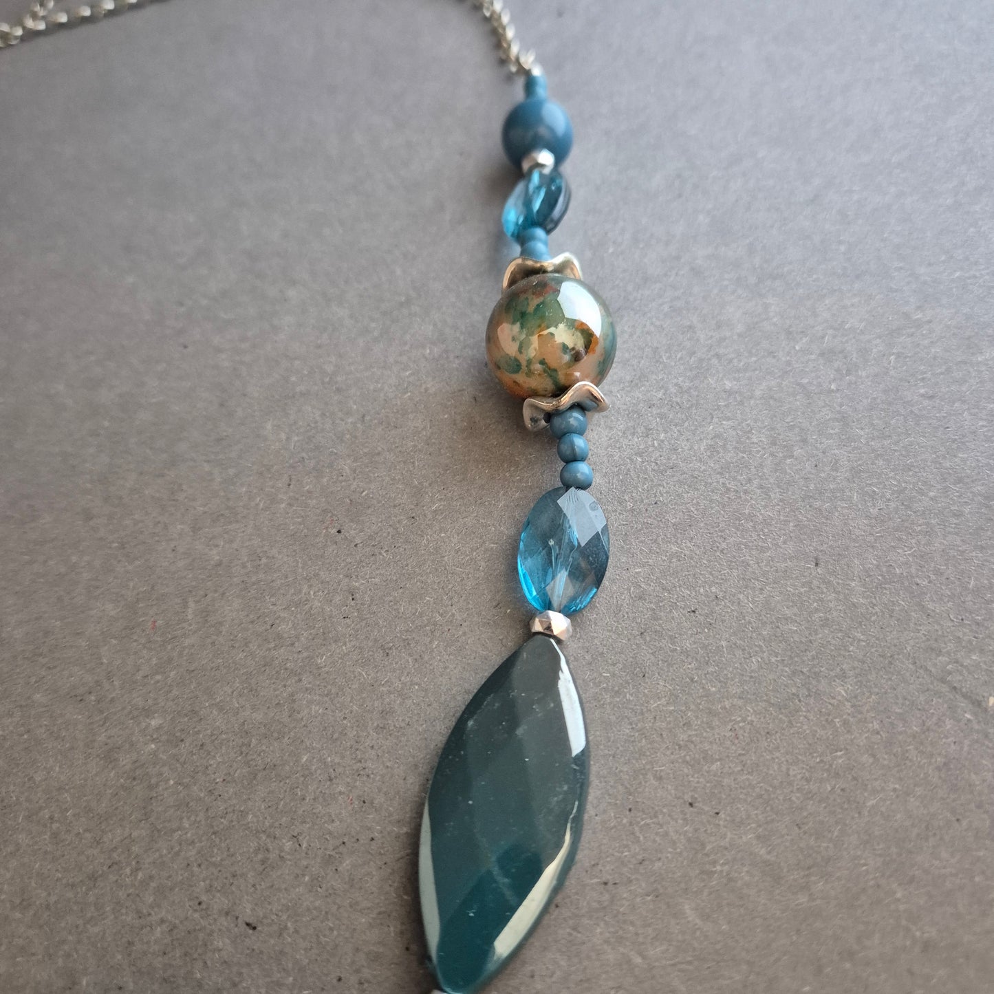 Blaue Statement-Halskette mit marmorierten Steinen