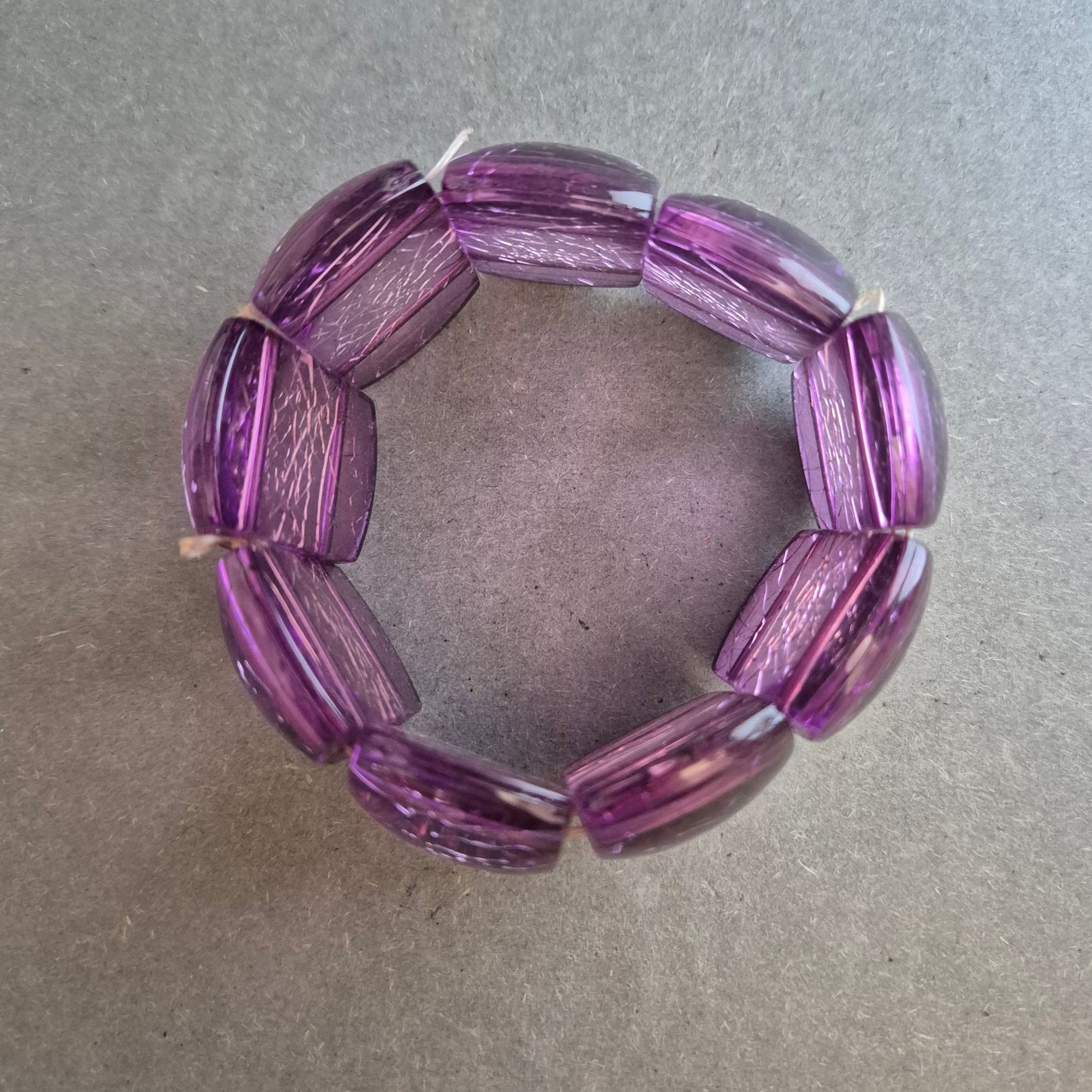 Elastisches Armband in Violett – Blickfang im Chunky-Stil