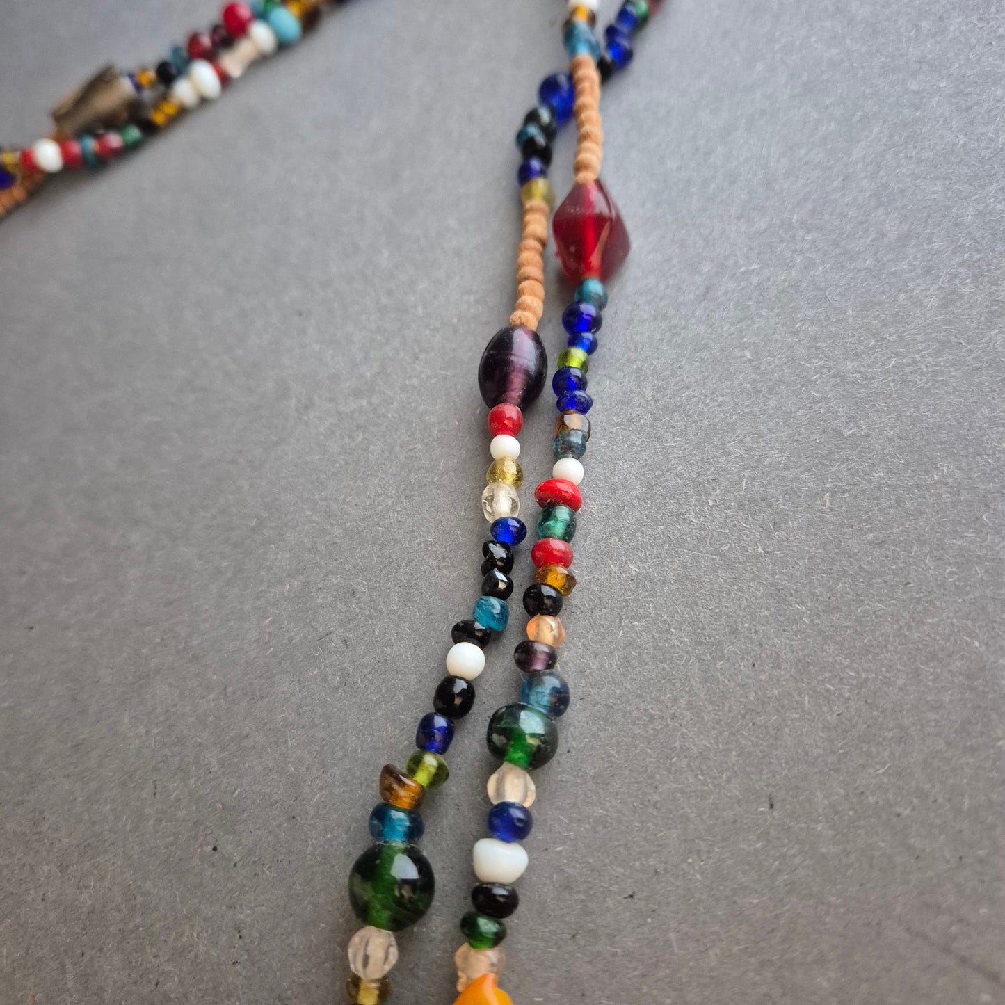 Bunte Halskette mit Glasperlen im Boho-Stil