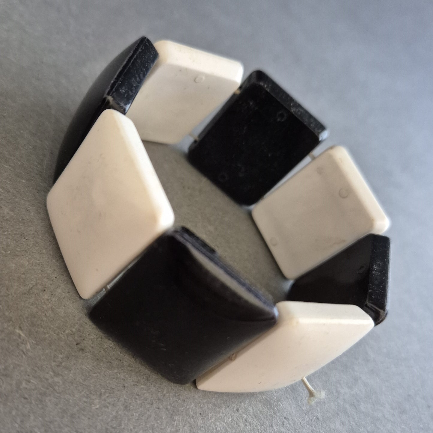 Elastisches Armband in Schwarz-Weiß mit Retro-Vibes