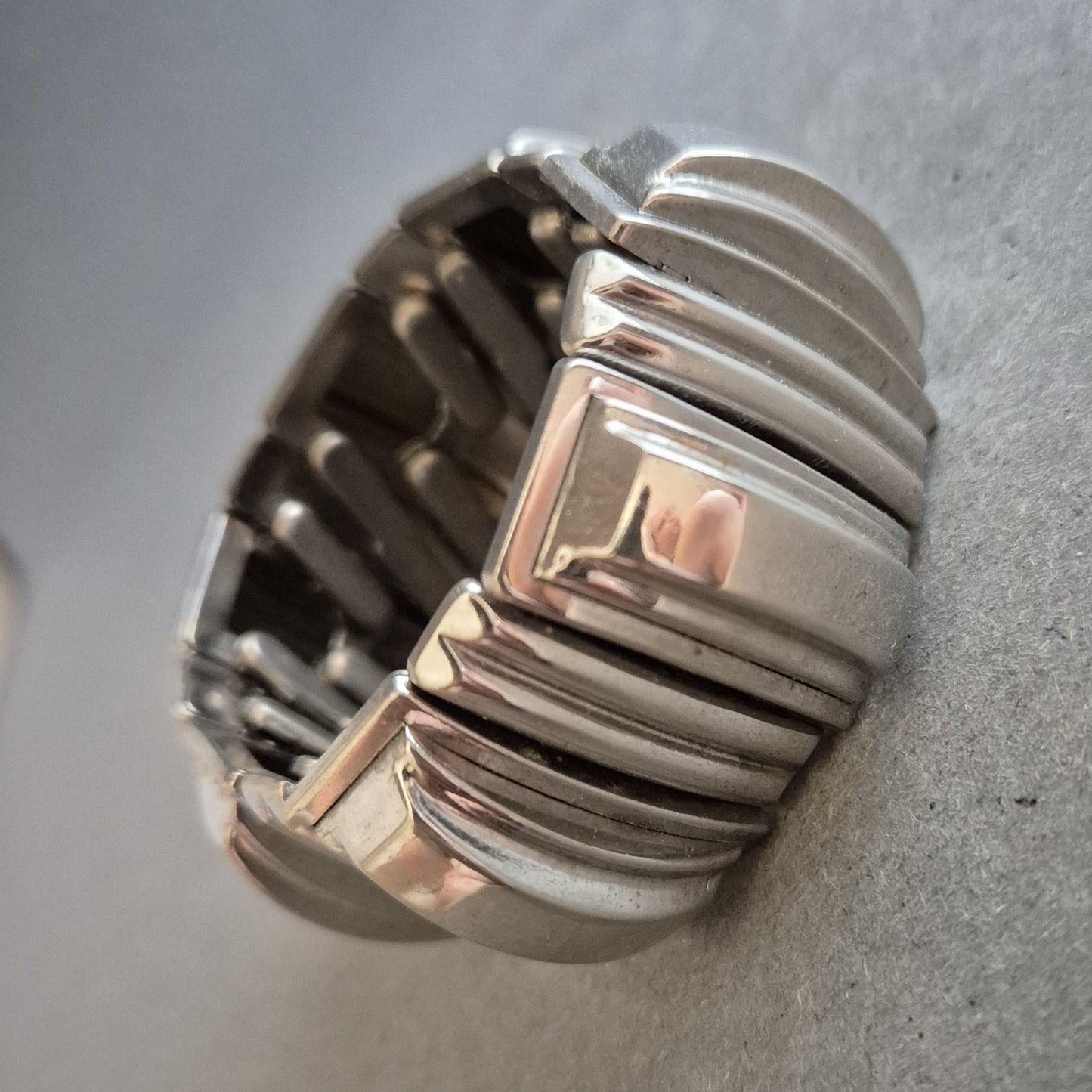 Massives Stretch-Armband in silberfarbenem Design
