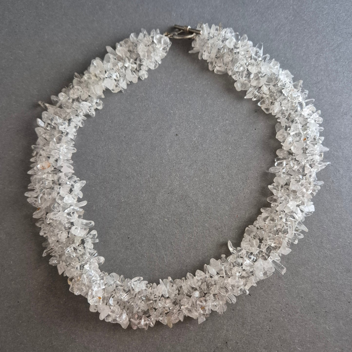 Klarquarz-Halskette aus funkelnden Splittern