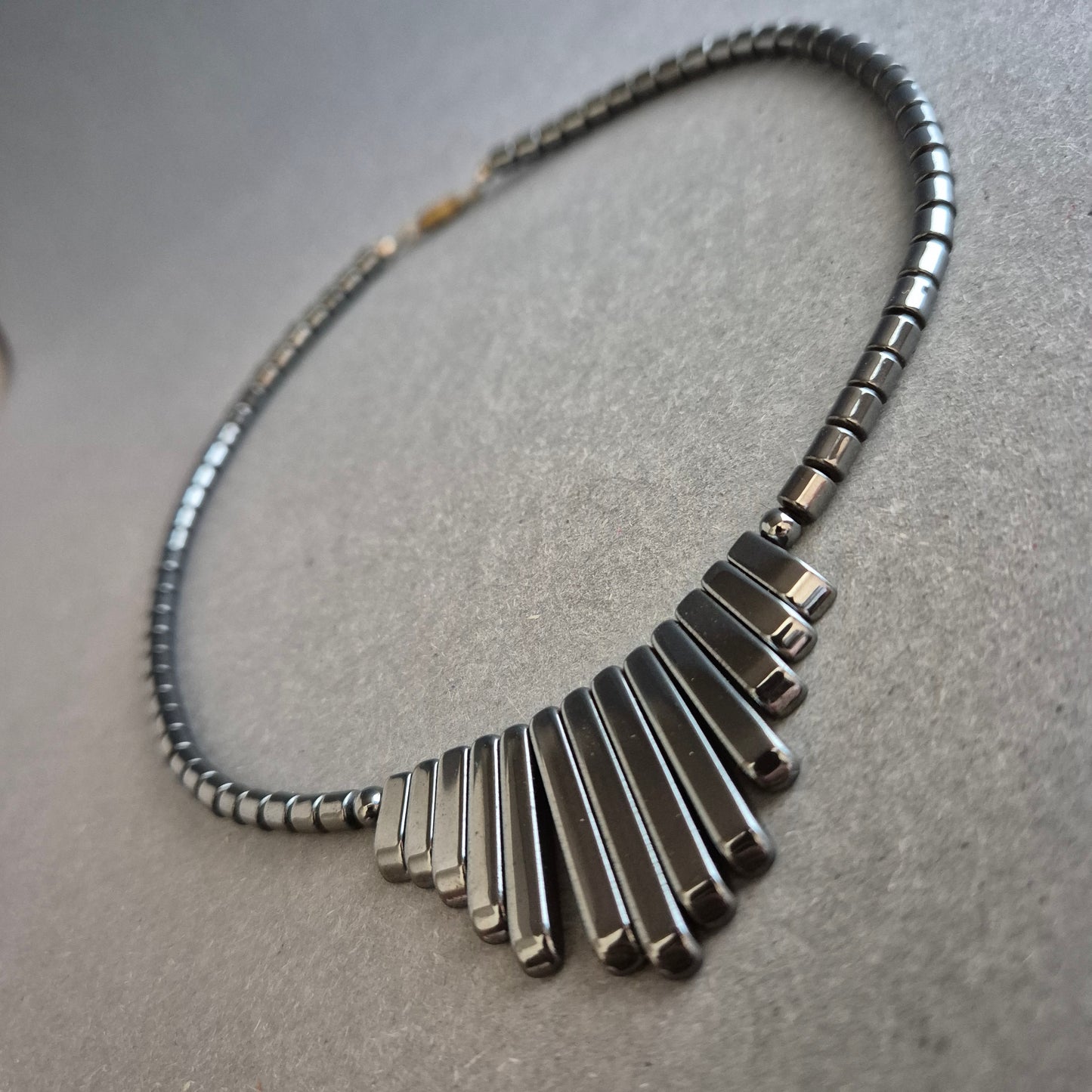 Hämatit-Halskette mit geometrischem Anhänger-Design