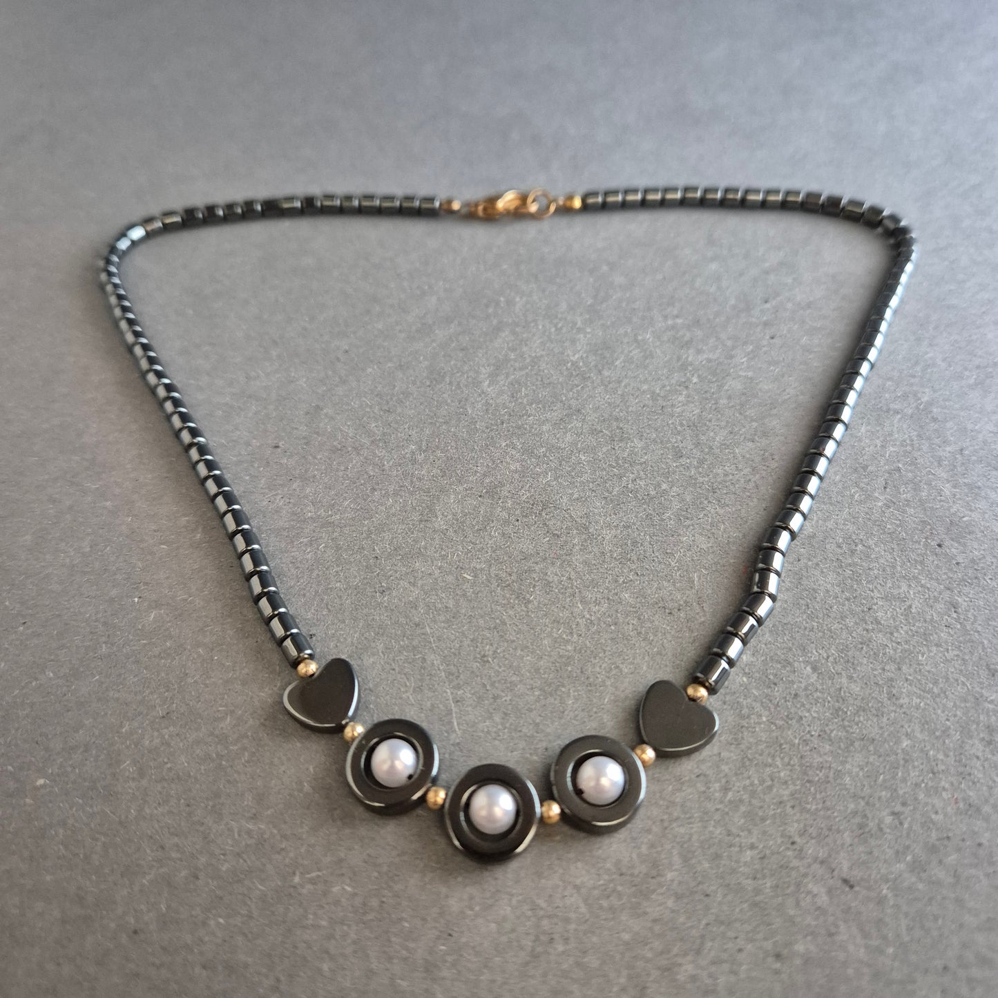 Hämatit-Halskette mit Herz- und Perlendetails