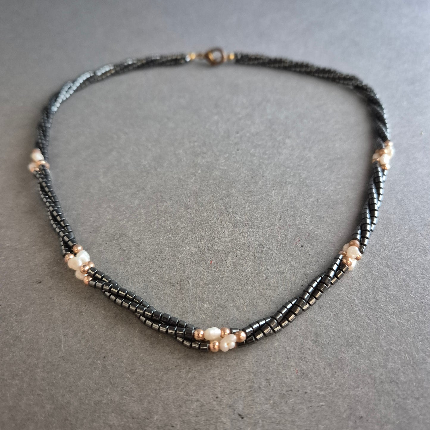 Feine Hämatitkette mit weißen Perlenakzenten