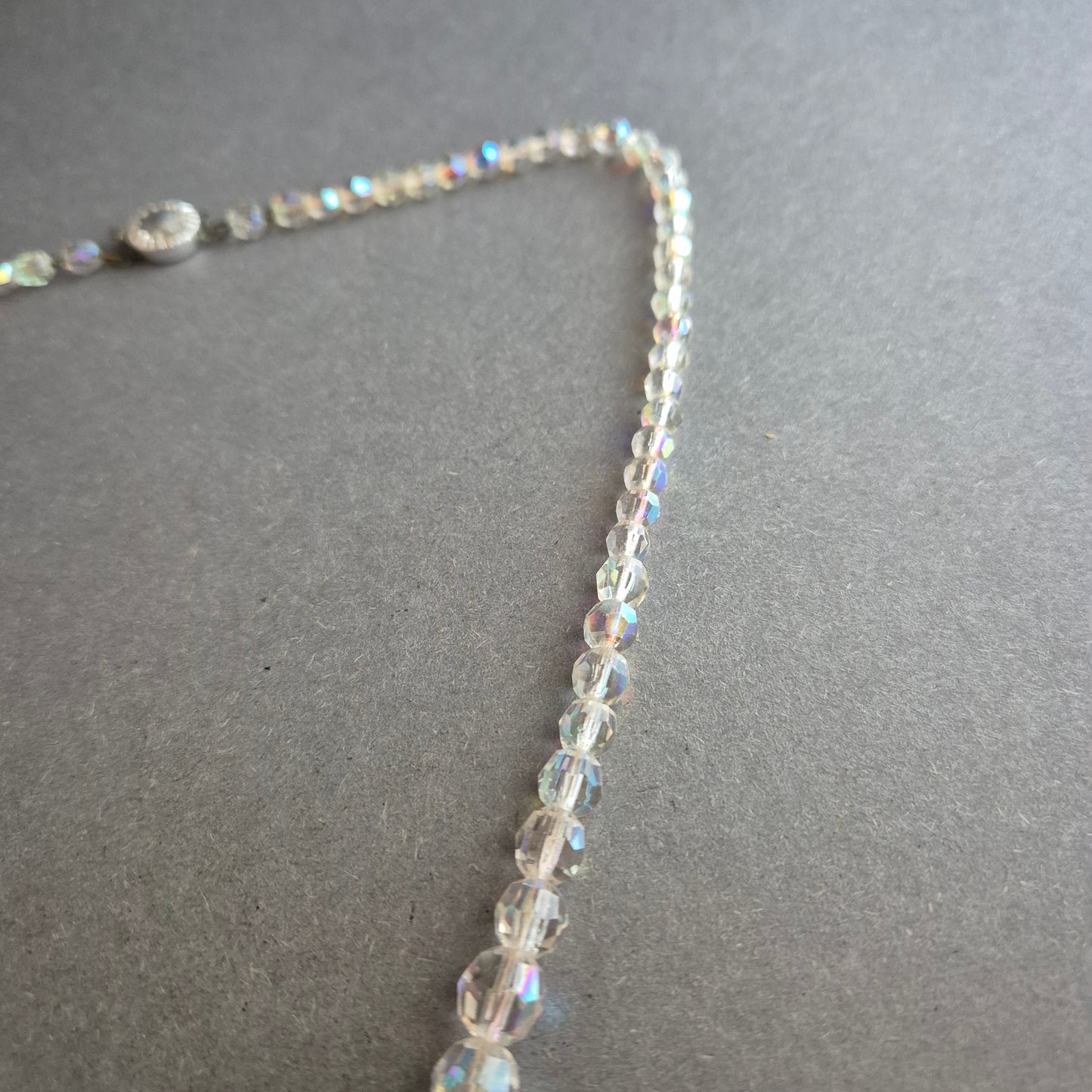 Kristallkette mit irisierenden Glasperlen im Vintage-Stil