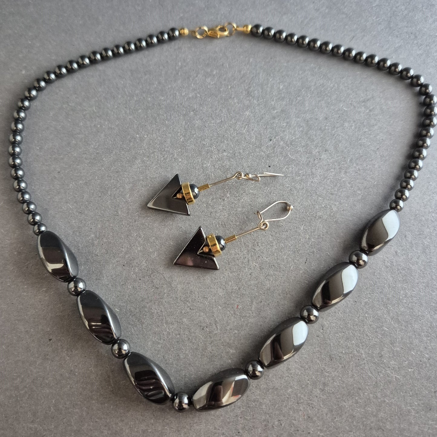 Hämatit-Schmuckset mit Kette & geometrischen Ohrringen