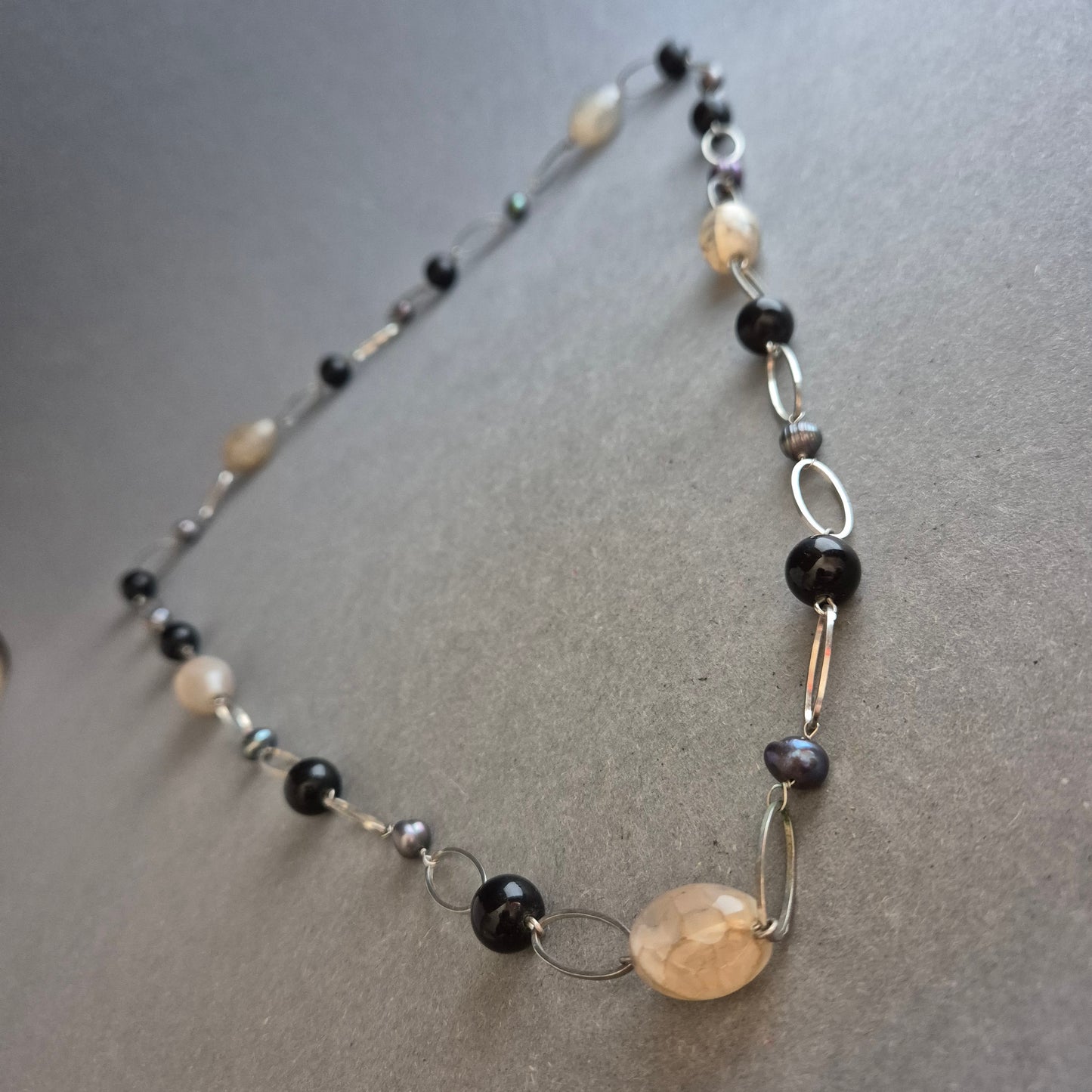 Naturstein-Halskette in Beige, Schwarz & Grau