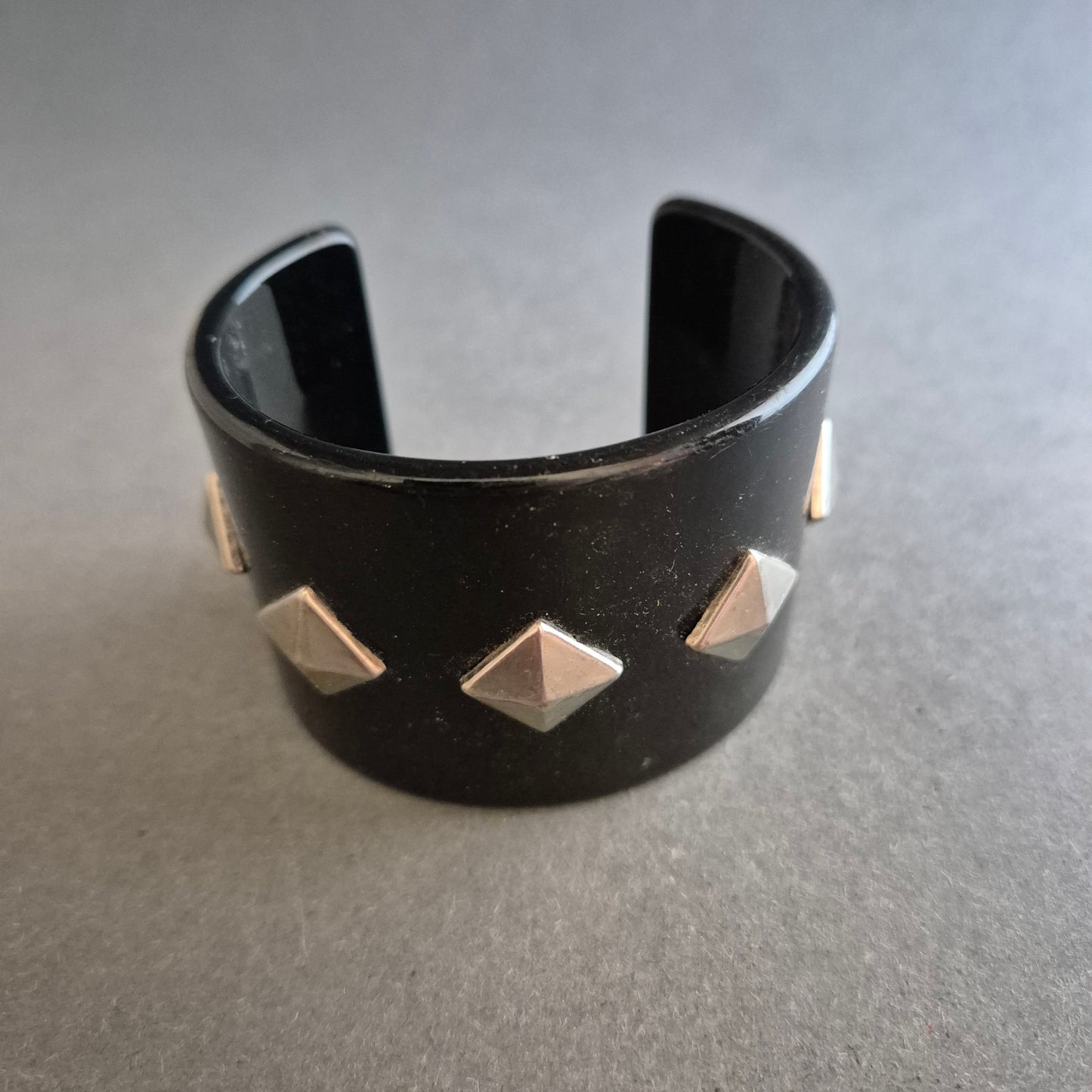 Schwarzes Statement-Armband mit Nieten – Rockiger Look in Kunststoff
