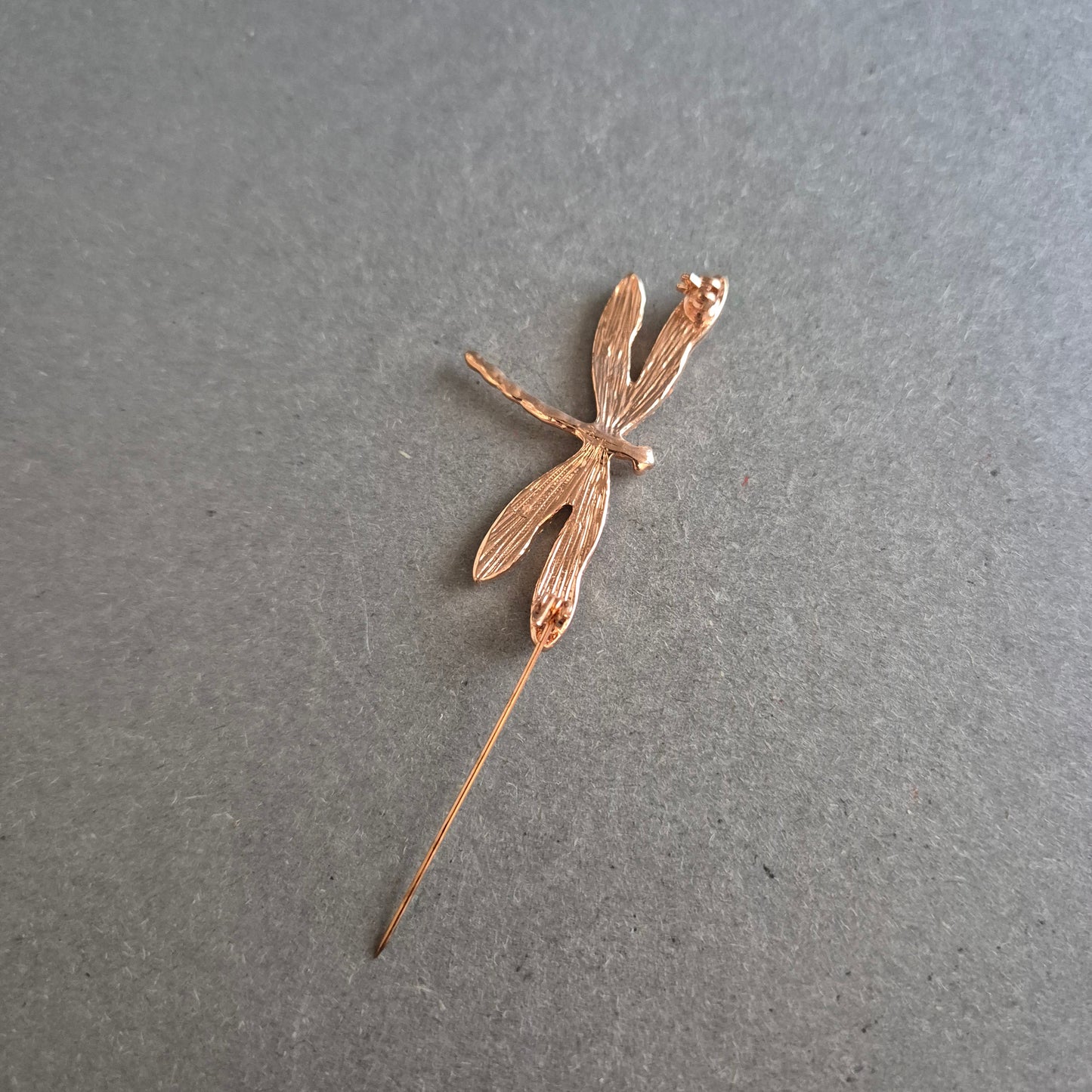 Elegante Libellen-Brosche in Roségold – Funkelndes Accessoire mit Stil