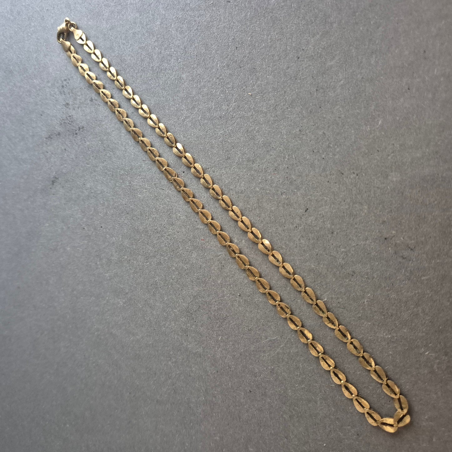 Vergoldete Halskette mit Blättchen-Gliedern – Vintage-Charme in Goldoptik