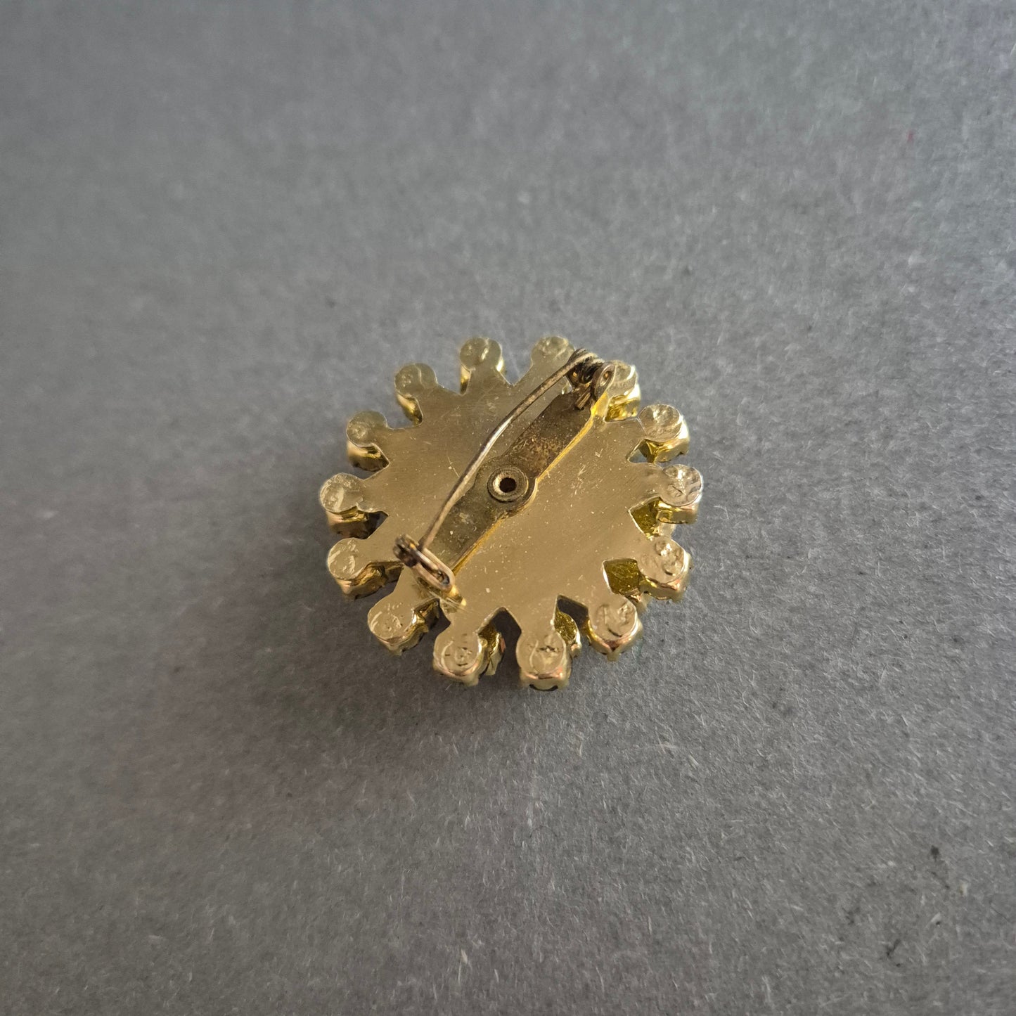 Vergoldete Brosche mit grünen Steinen und Perle – Florales Vintage-Design