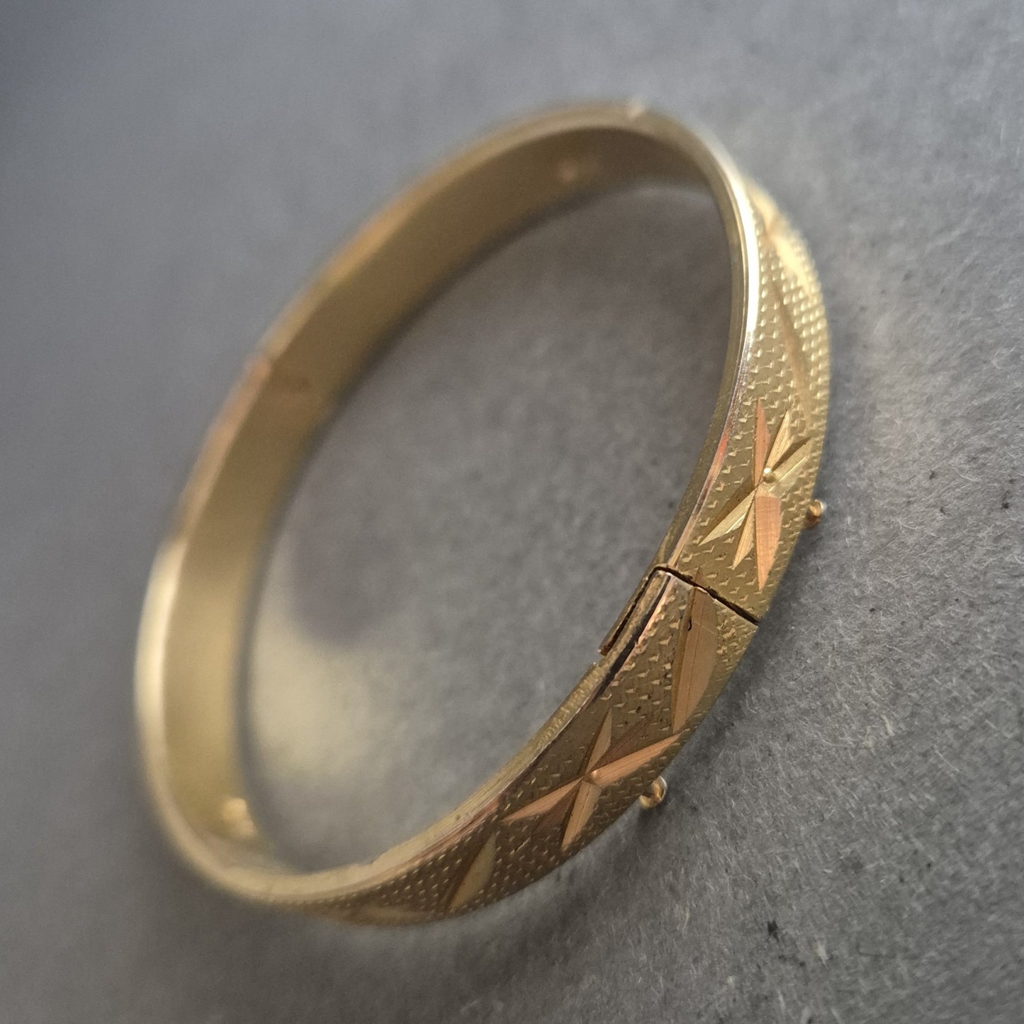 Vergoldeter Armreif mit Gravur – Klassisch elegant in 18K RGGP-Optik