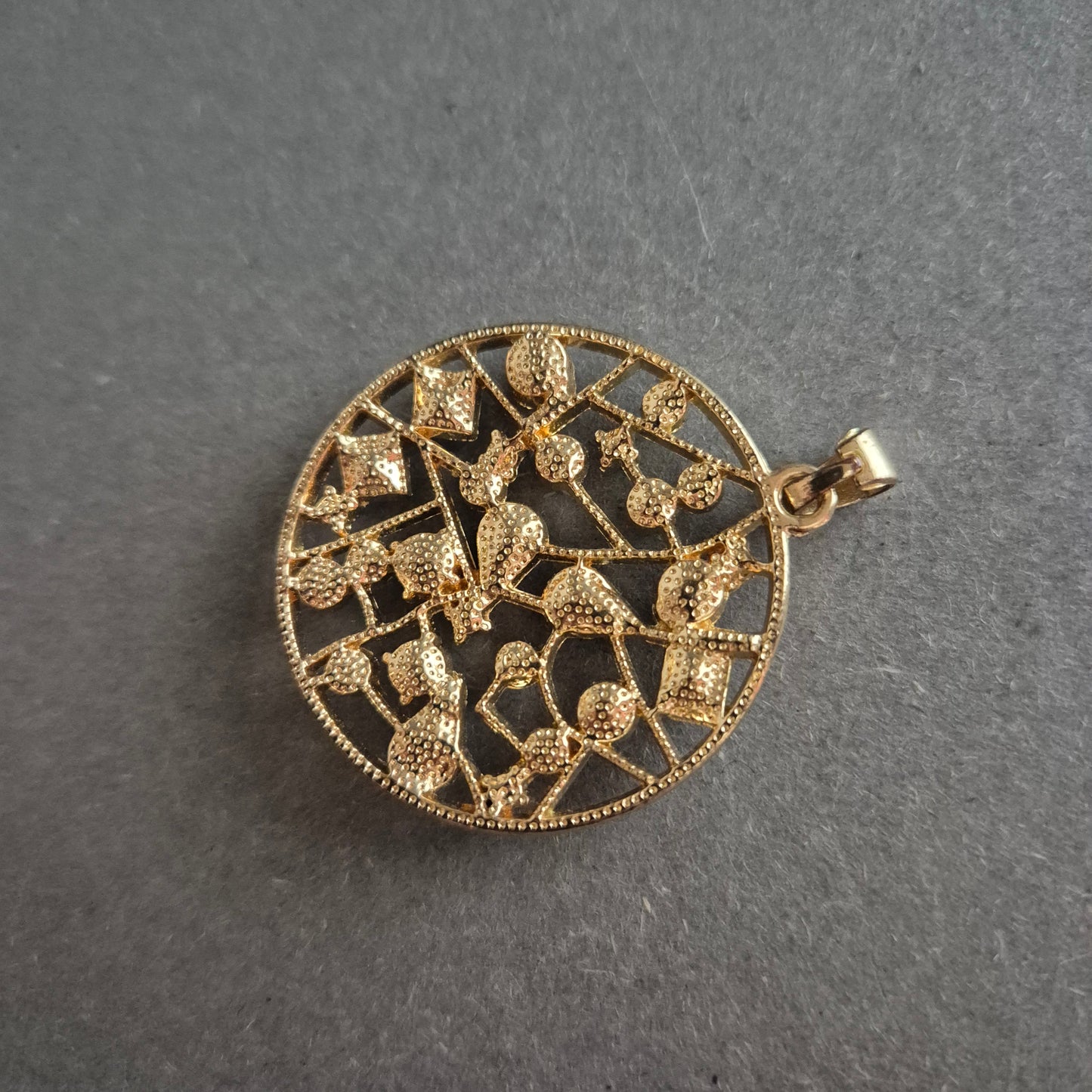 Runder Anhänger mit bunten Steinen – Verspieltes Mosaikdesign in Goldoptik