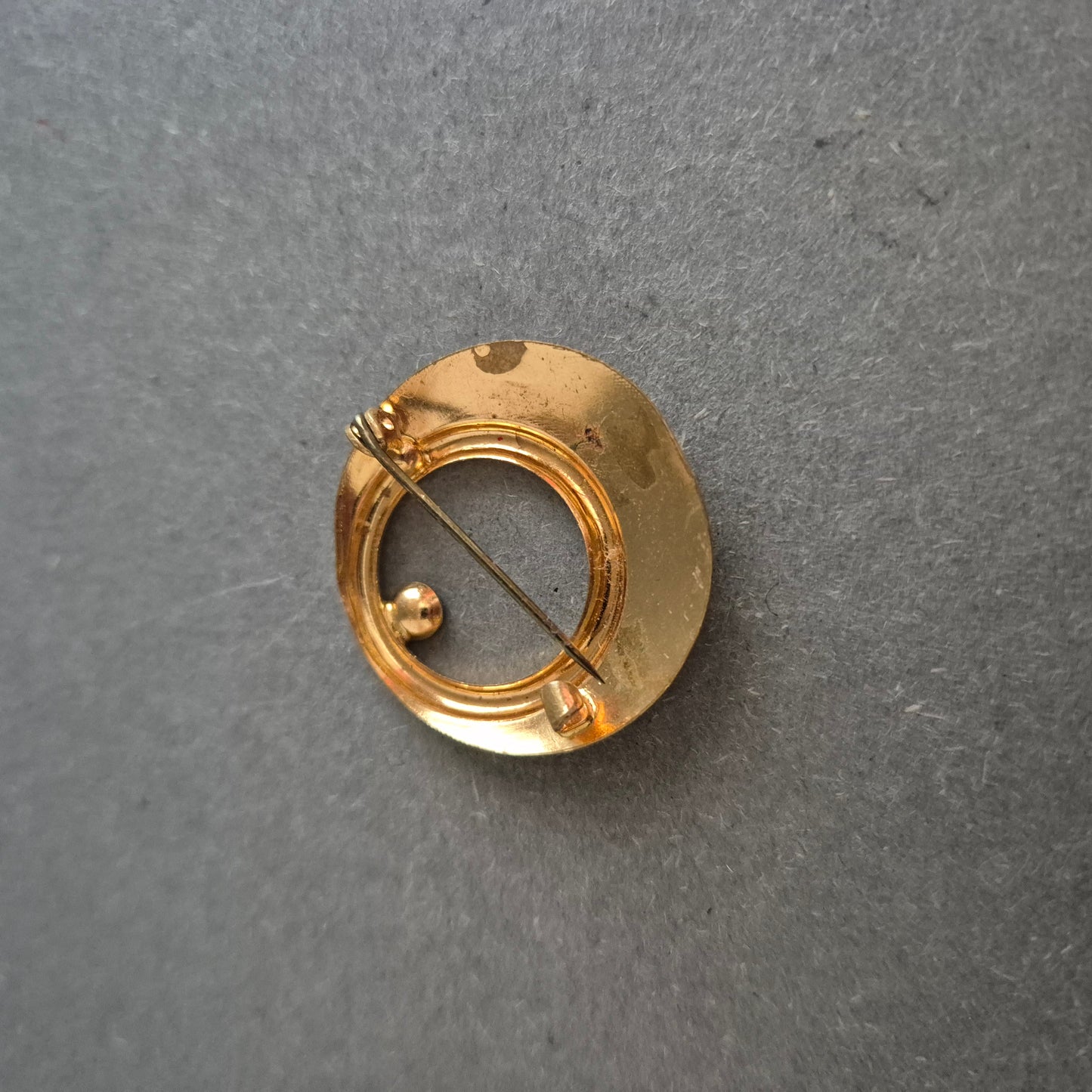 Runde Vintage-Brosche in Goldoptik – Minimalistisches Design mit Struktur