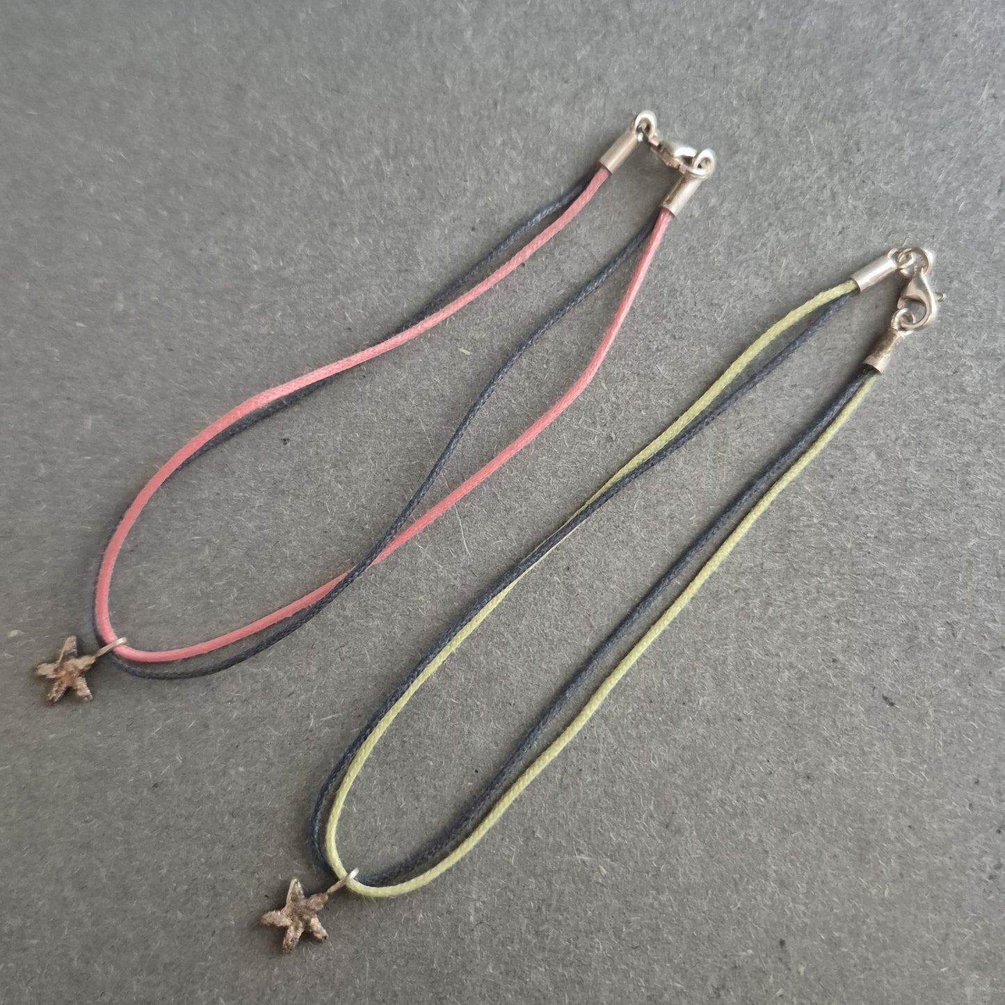 Sommerliche Armbänder mit Seestern-Anhängern – Zweier-Set im Boho-Stil