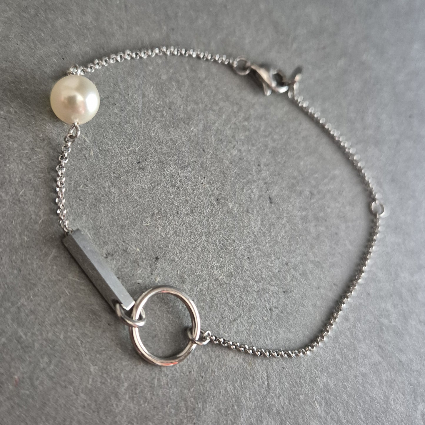 Feines Armband mit Perle und geometrischen Elementen – Modern & Elegant