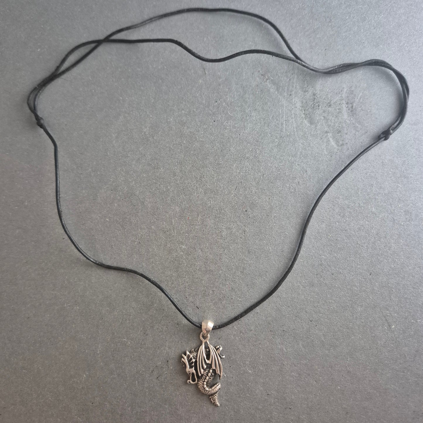 Halskette mit Drachenanhänger – Mystischer Stil auf schwarzem Band