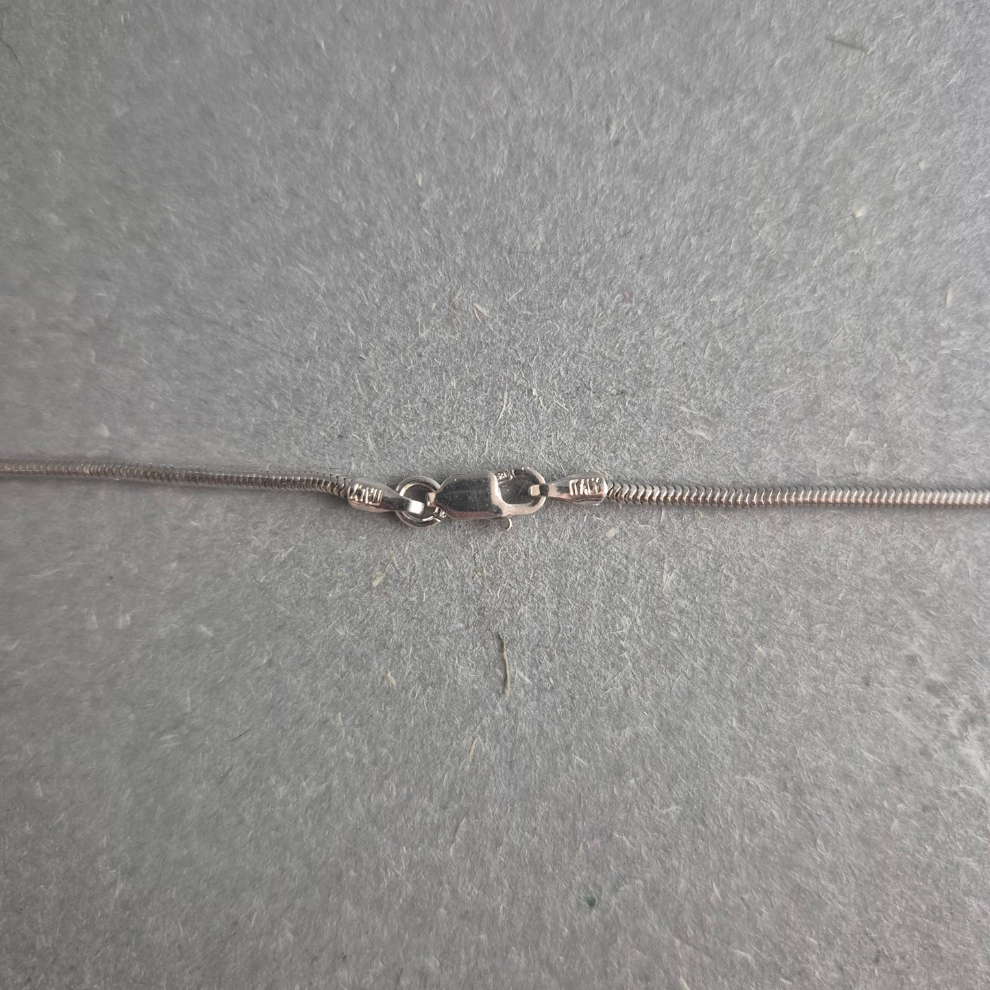 Eleganter Vintage-Anhänger mit Kette aus 925er Silber & rotem Stein