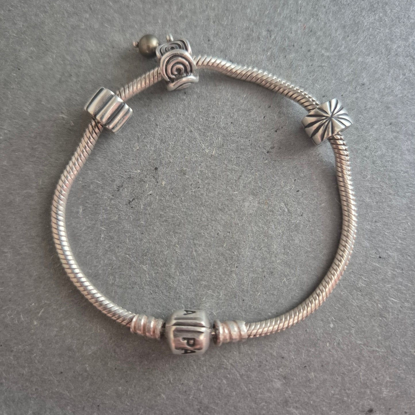 Charm-Armband von Pandora aus 925er Silber – Mit 4 Silber-Beads