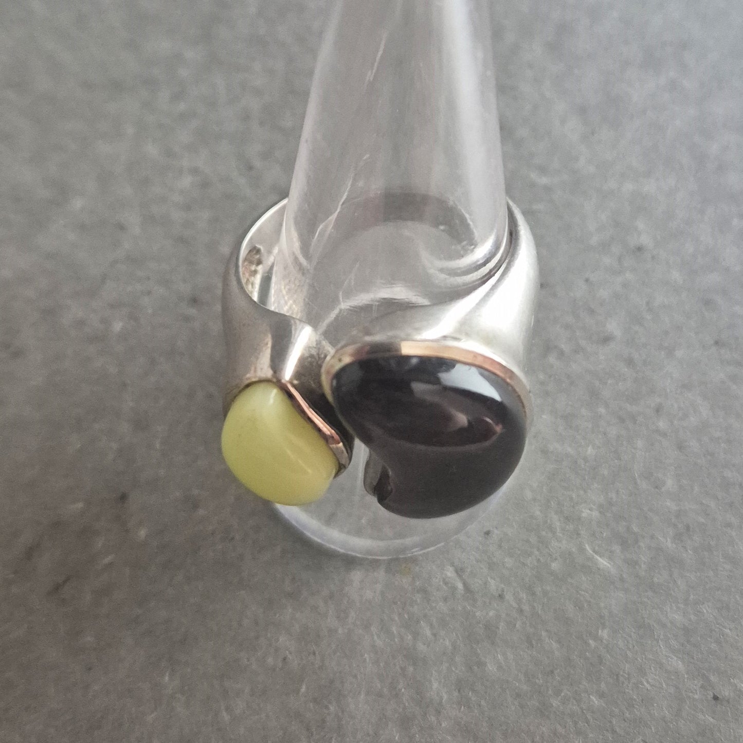 Moderner Silberring mit Yin-Yang Design – Zweifarbige Steine, 925er Silber