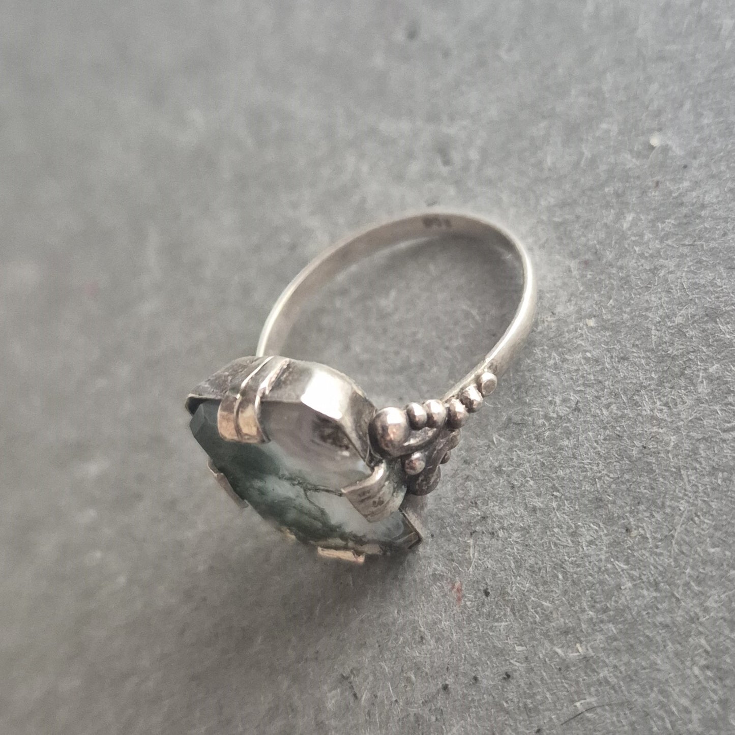 Vintage Damenring mit Moosachat – Handgefasst in 835er Silber