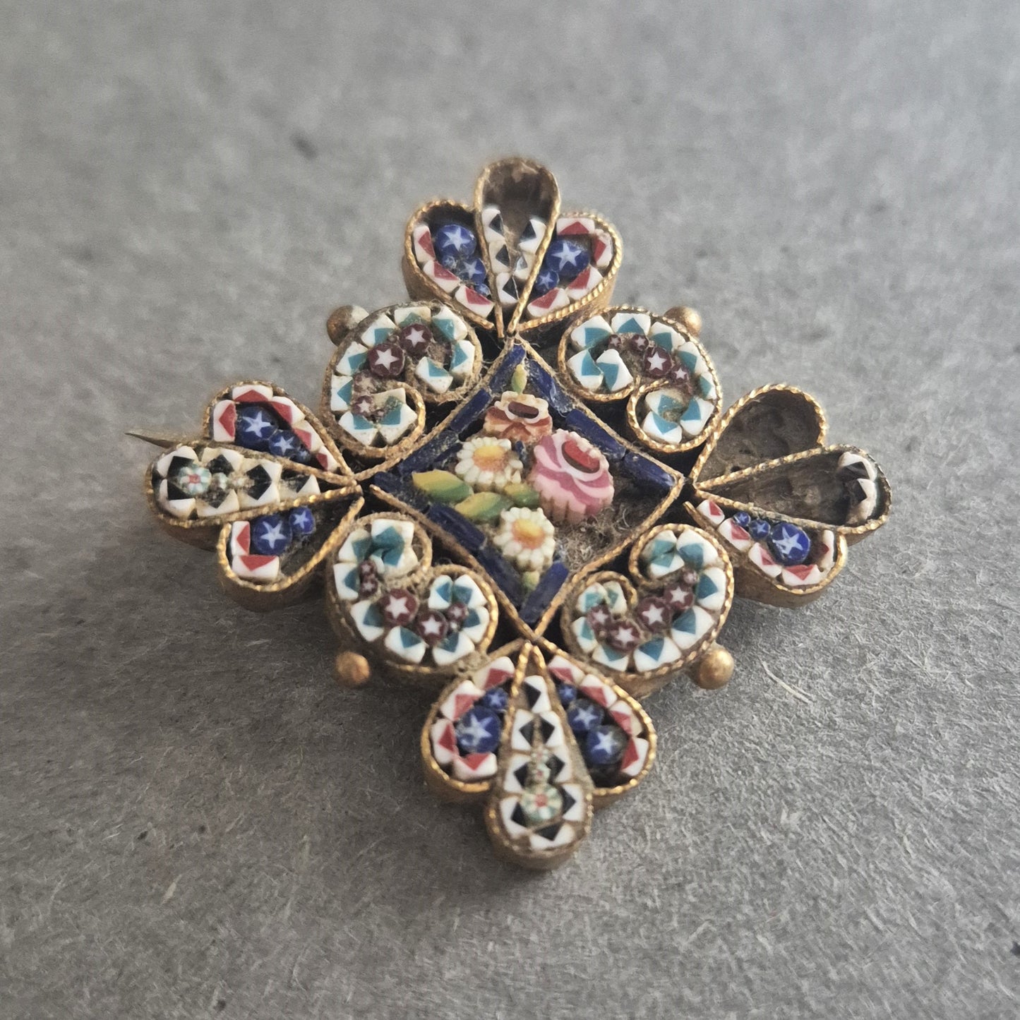 Antike Micro-Mosaik-Brosche mit floralem Motiv – Italienisches Design