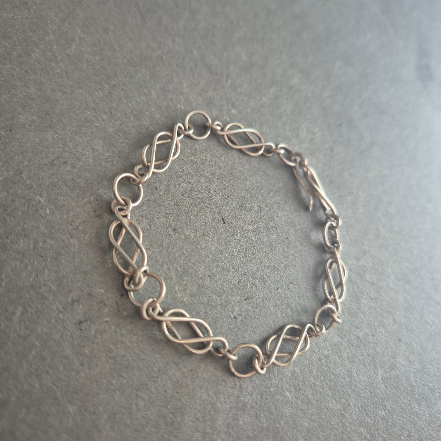 Zartes Armband aus 925er Silber – Handgearbeitet mit Infinity-Gliedern