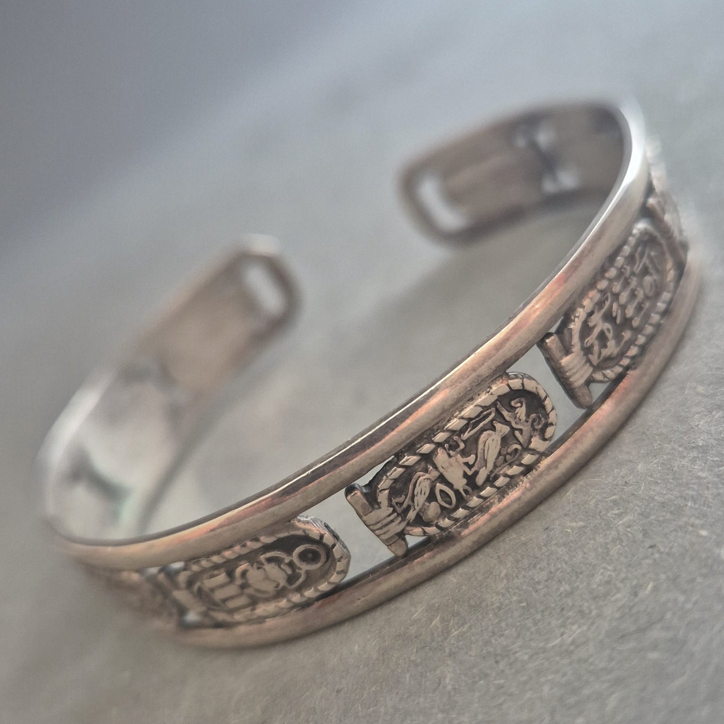 Silbernes Armspange mit ägyptischen Symbolen – Graviertes Vintage-Design