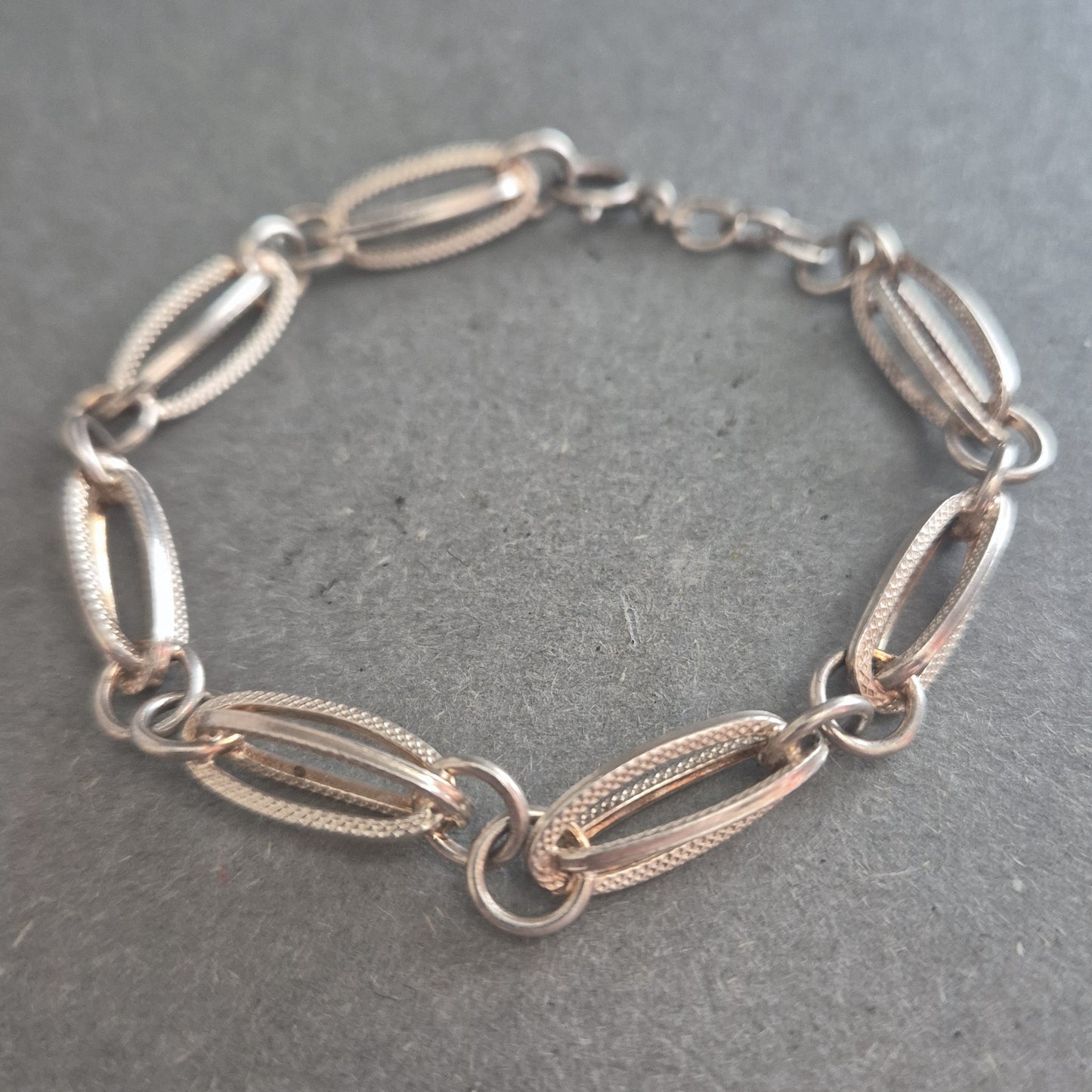 Feines Armband aus 835er Silber – Hohlglieder im klassischen Vintage-Stil