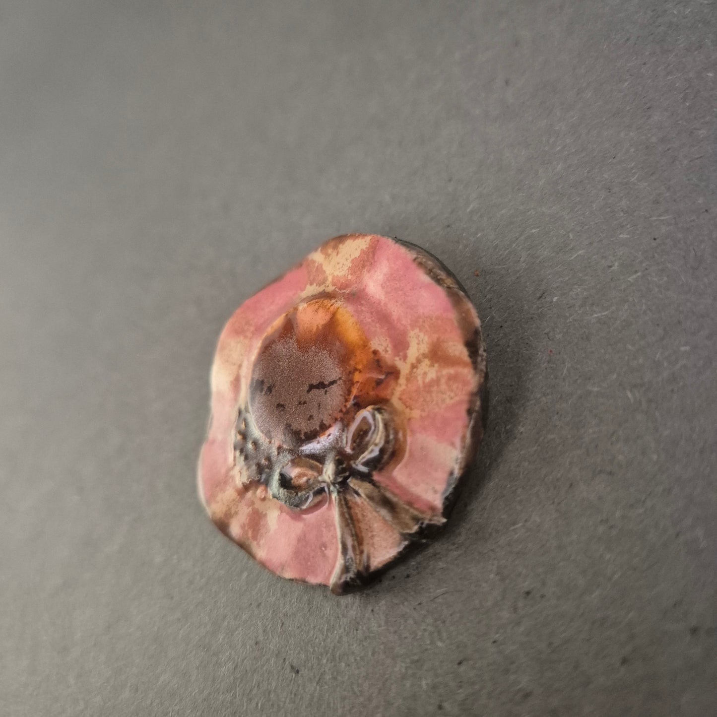 Vintage Brosche mit Blütendesign – Handgefertigte Emaillearbeit