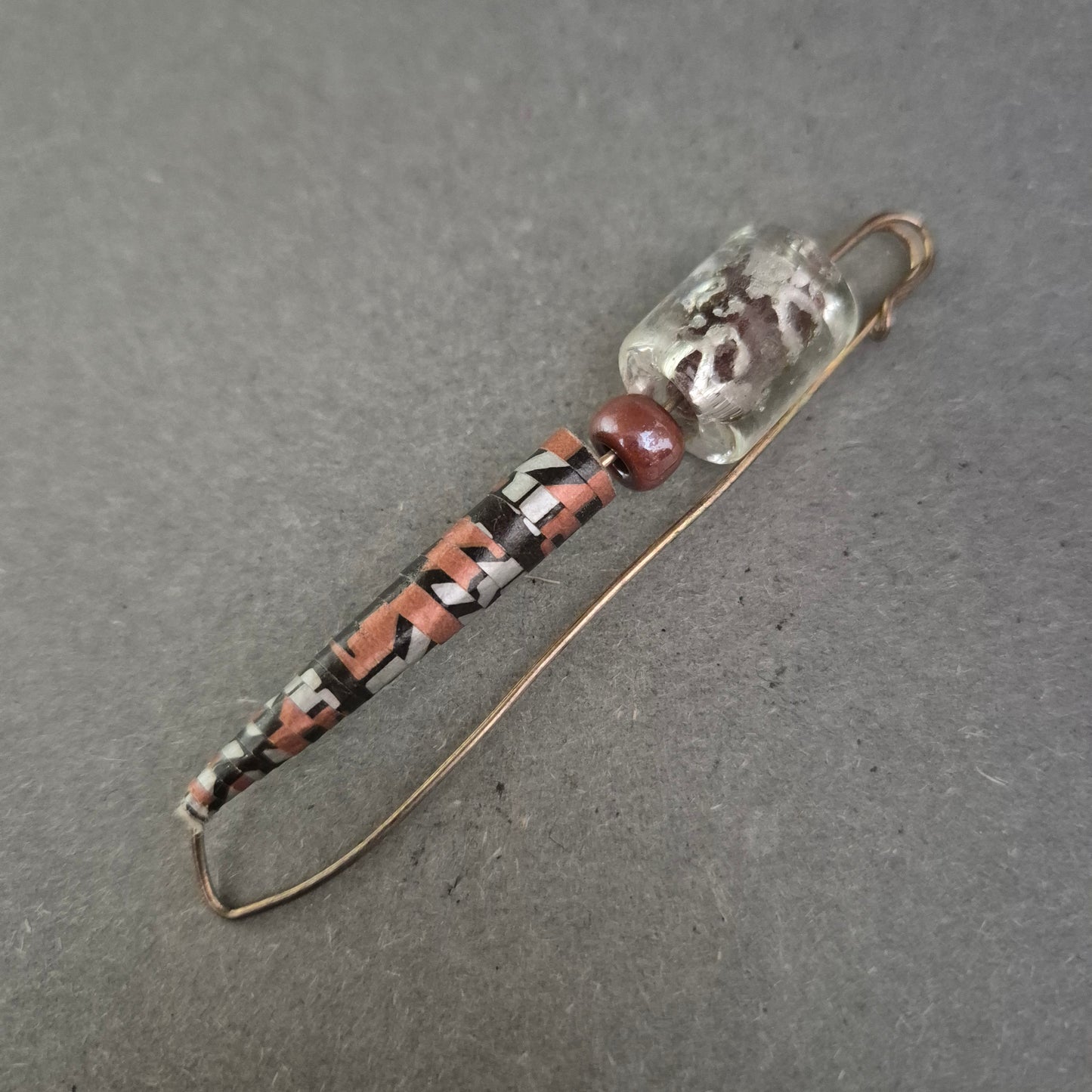 Ethno-Sicherheitsnadelbrosche mit Perlen – Tribal-inspirierter Look