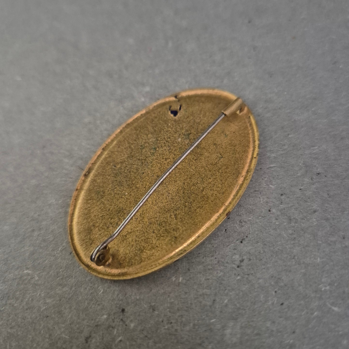 Orientalische Emaille-Brosche mit Blumenmotiv – Goldfarbener Rahmen