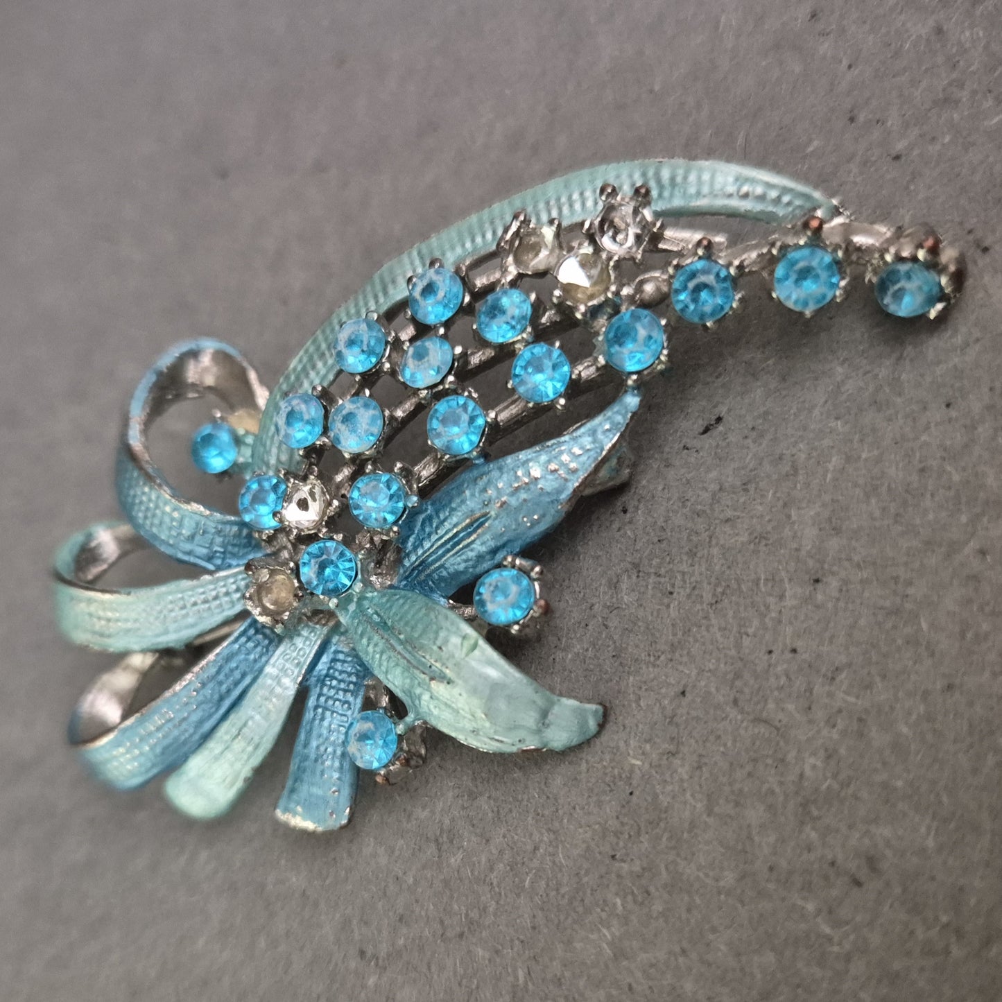 Vintage-Brosche mit türkisfarbenen Strasssteinen und Emailleblättern