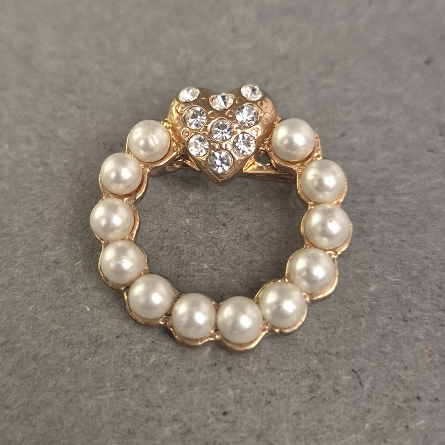 Herz-Brosche mit Perlen und Strass – Vergoldetes romantisches Design