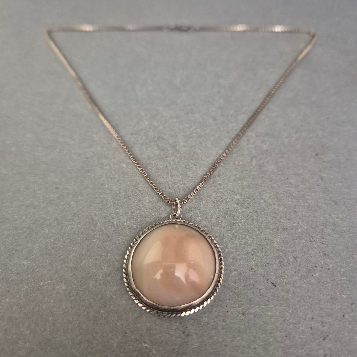 925er Silberkette mit großem runden Rosenquarz-Anhänger – Vintage Look