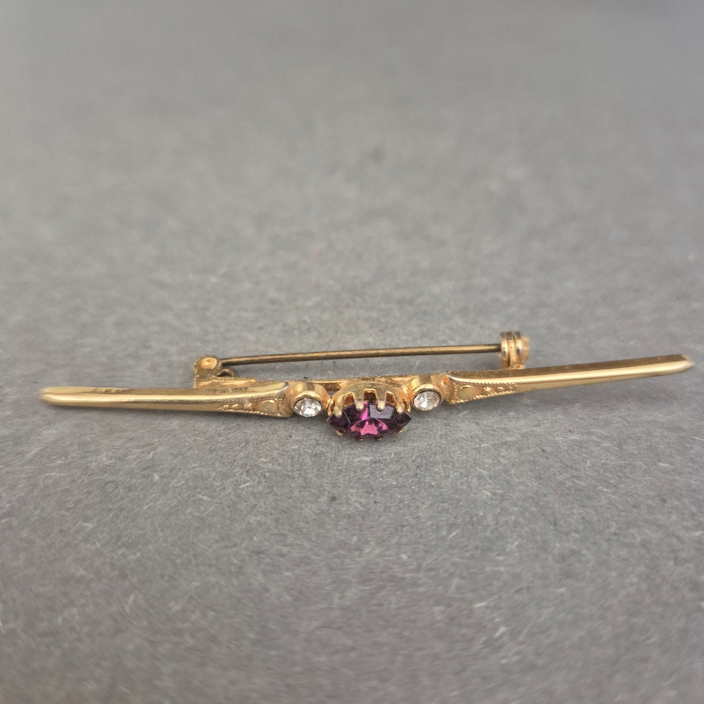 Antike Goldbrosche mit violettem Stein und Strassakzenten