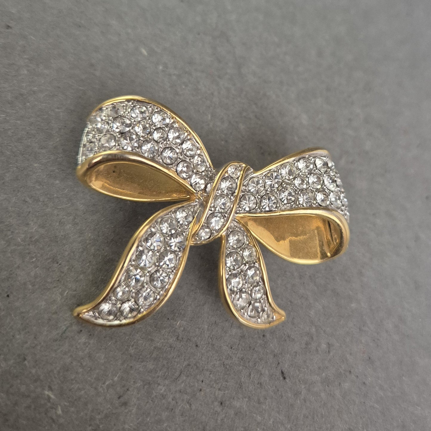 Elegante Schleifenbrosche – Strassbesetzt in Goldoptik