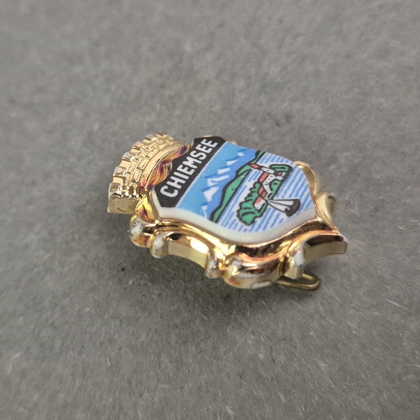 Chiemsee Anstecknadel – Farbenfrohes Wappenmotiv mit Goldrand