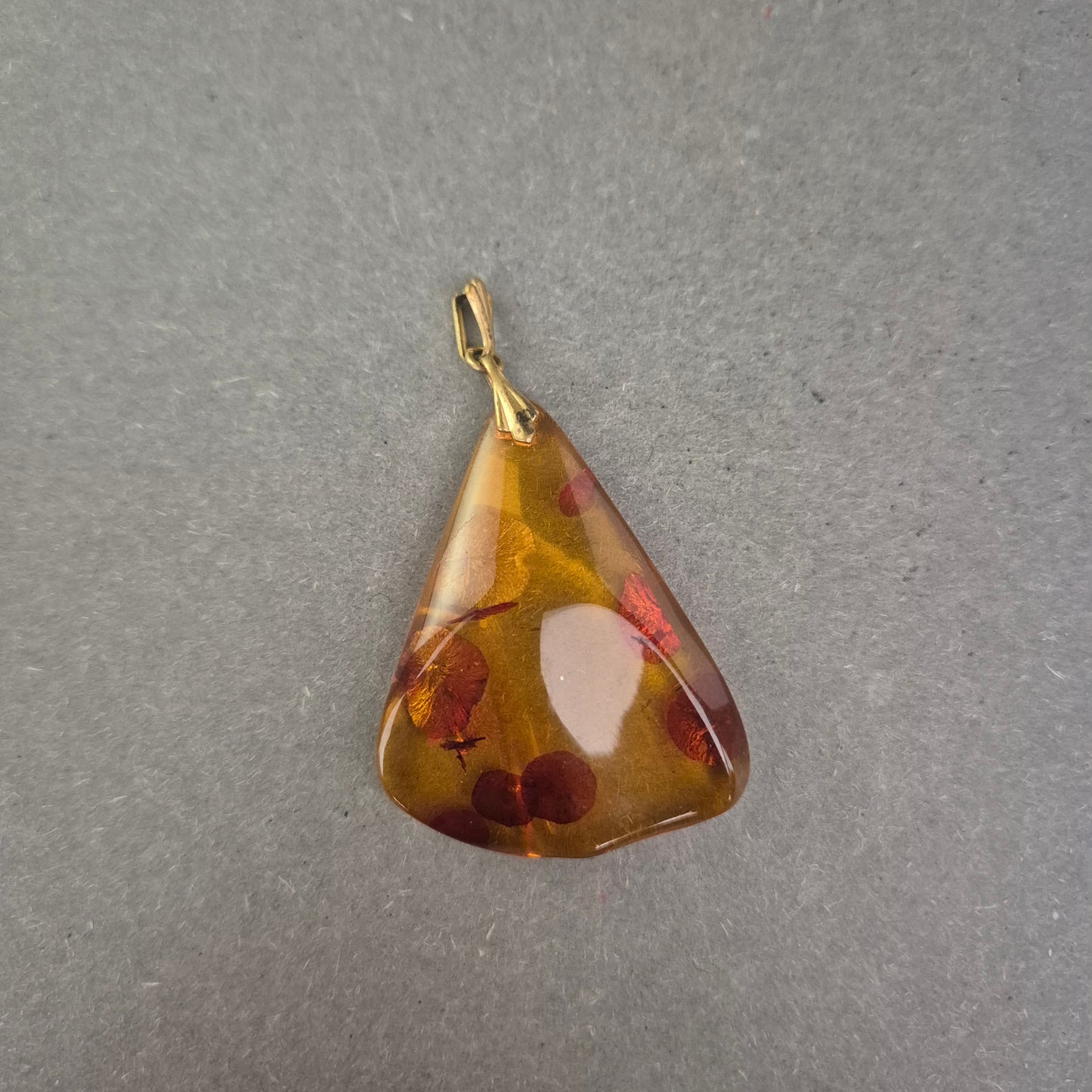 Bernsteinanhänger mit Blüten – Organische Eleganz in Tropfenform