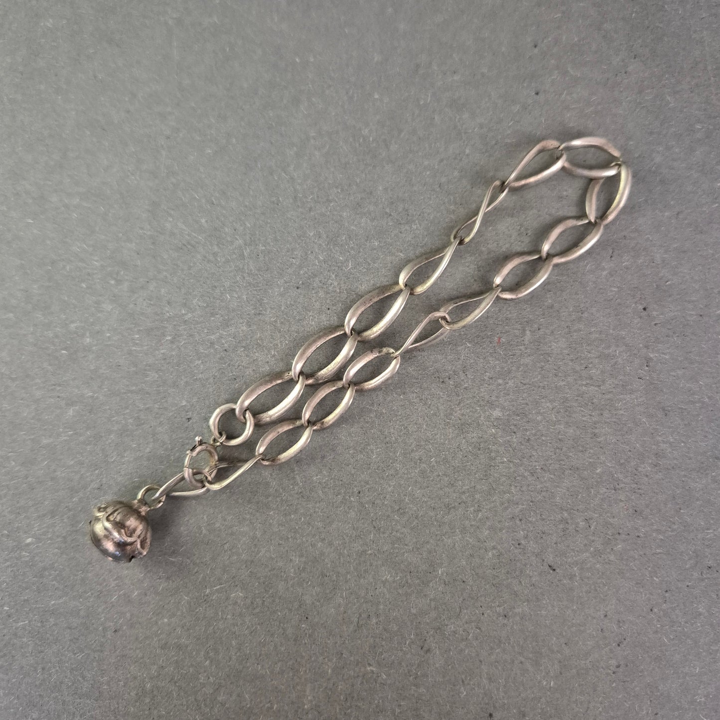 925er Silberarmband mit Glockenanhänger – Handgemachter Charme