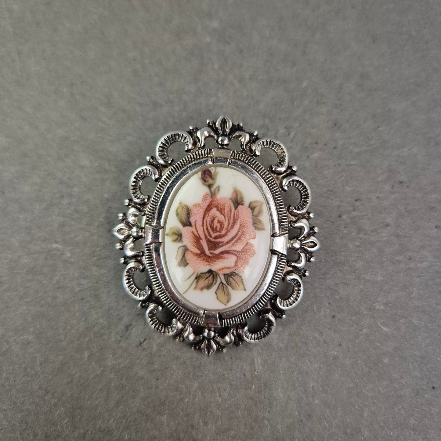 Romantische Vintage-Brosche mit Rosenmotiv im Barockrahmen