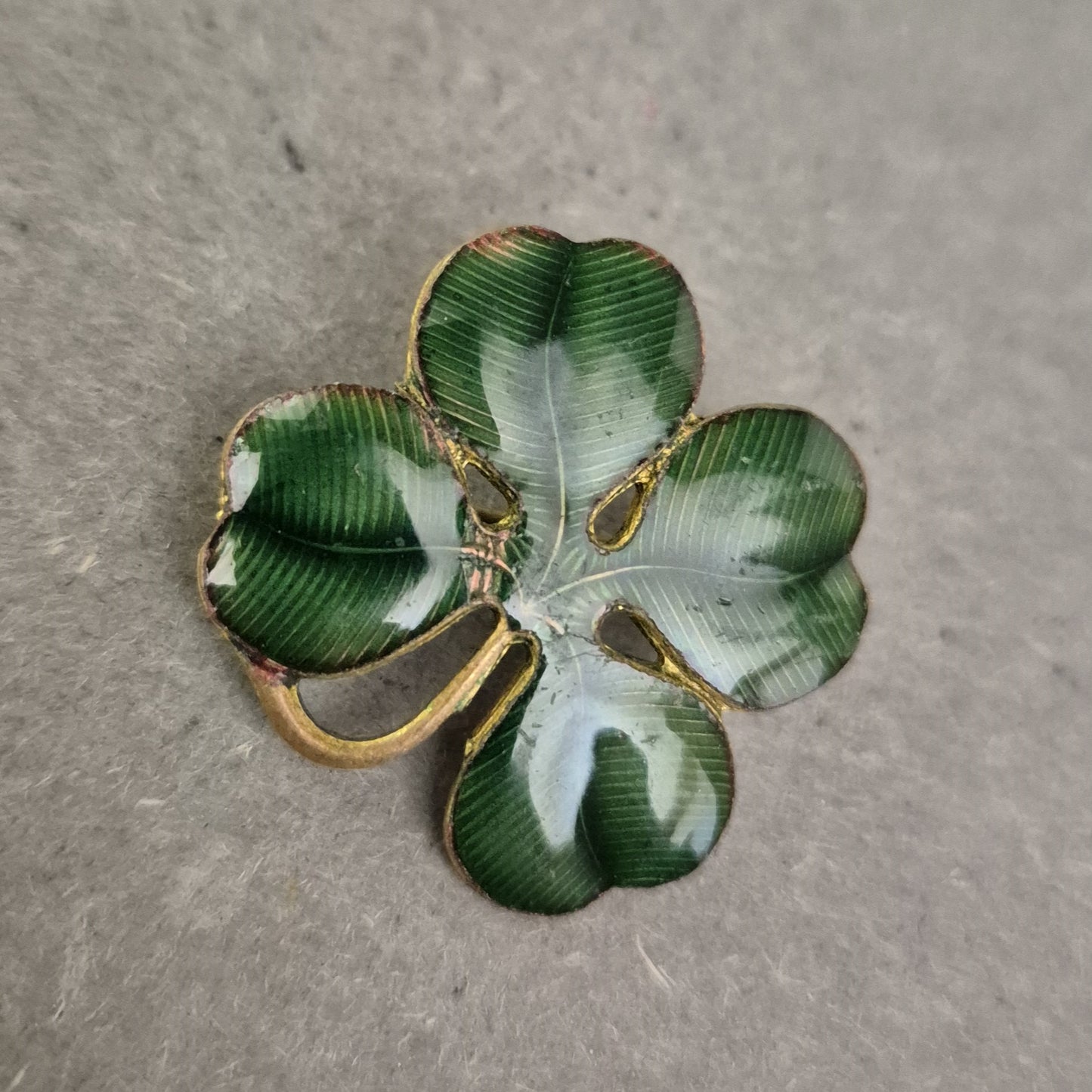 Emaille-Brosche in Kleeblattform – Vintage Glücksbringer