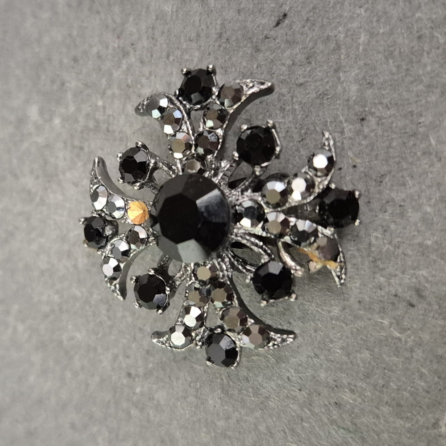 Glitzernde Vintage-Brosche mit schwarzen Kristallen – Elegant und Edel