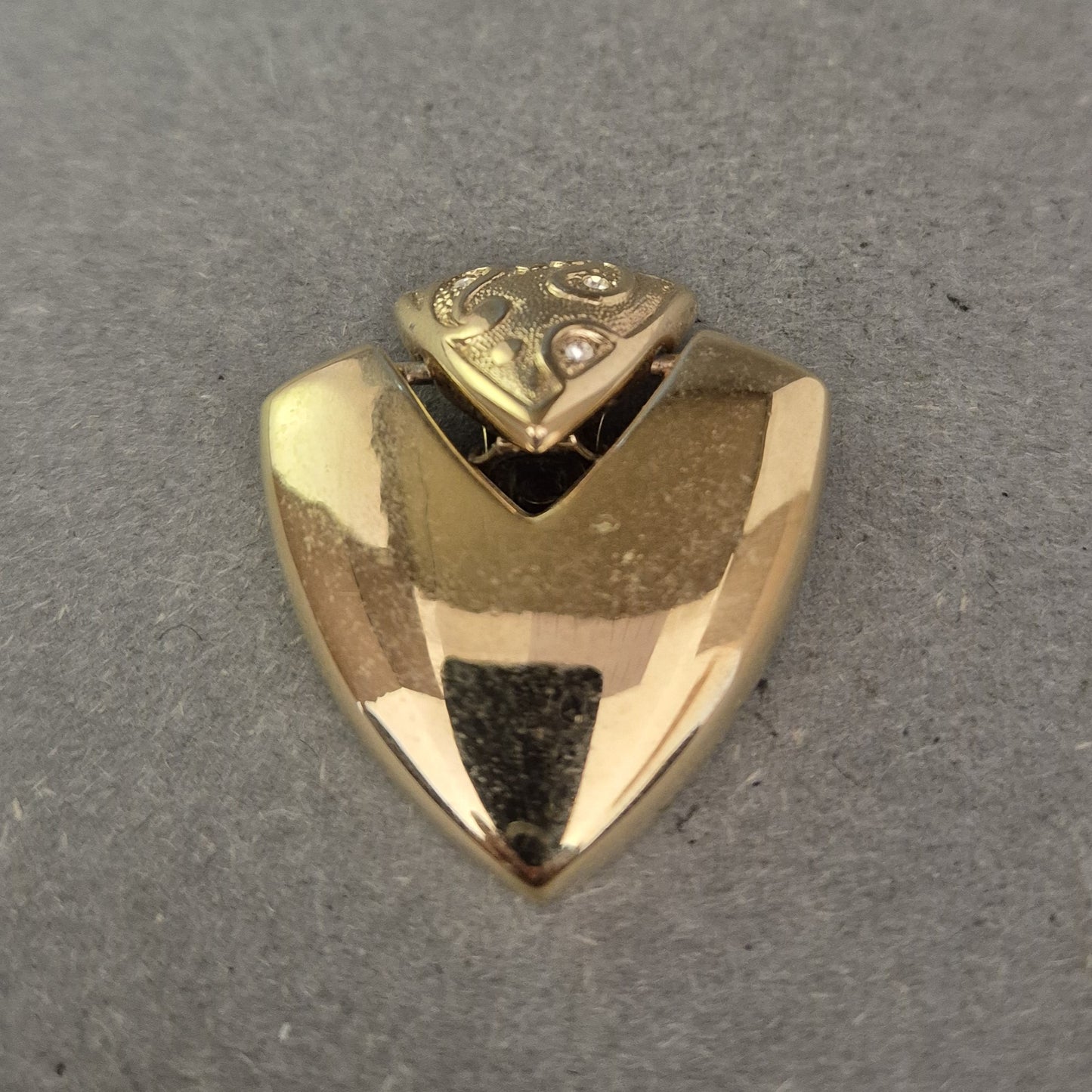 Goldfarbene Vintage-Brosche in Schildform – Eleganz im Retro-Stil