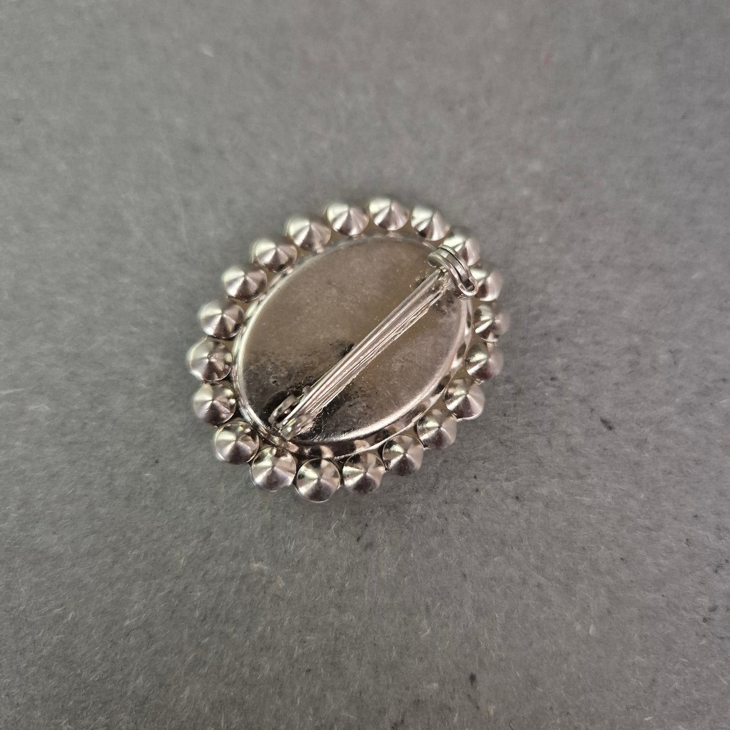 Ovalbrosche mit Strass und schwarzem Cabochon – Klassischer Vintage-Look