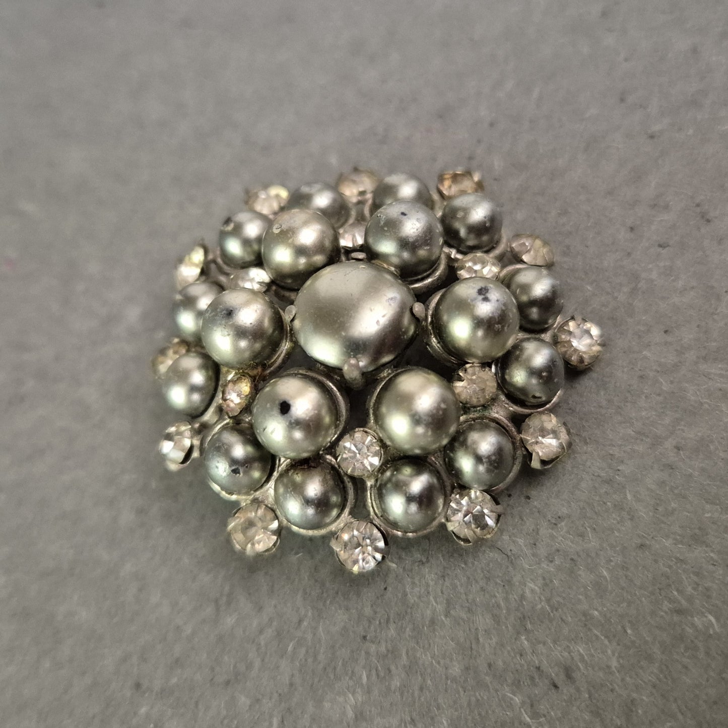 Vintage-Brosche mit Perlenoptik & Strass – Barocker Statement-Look