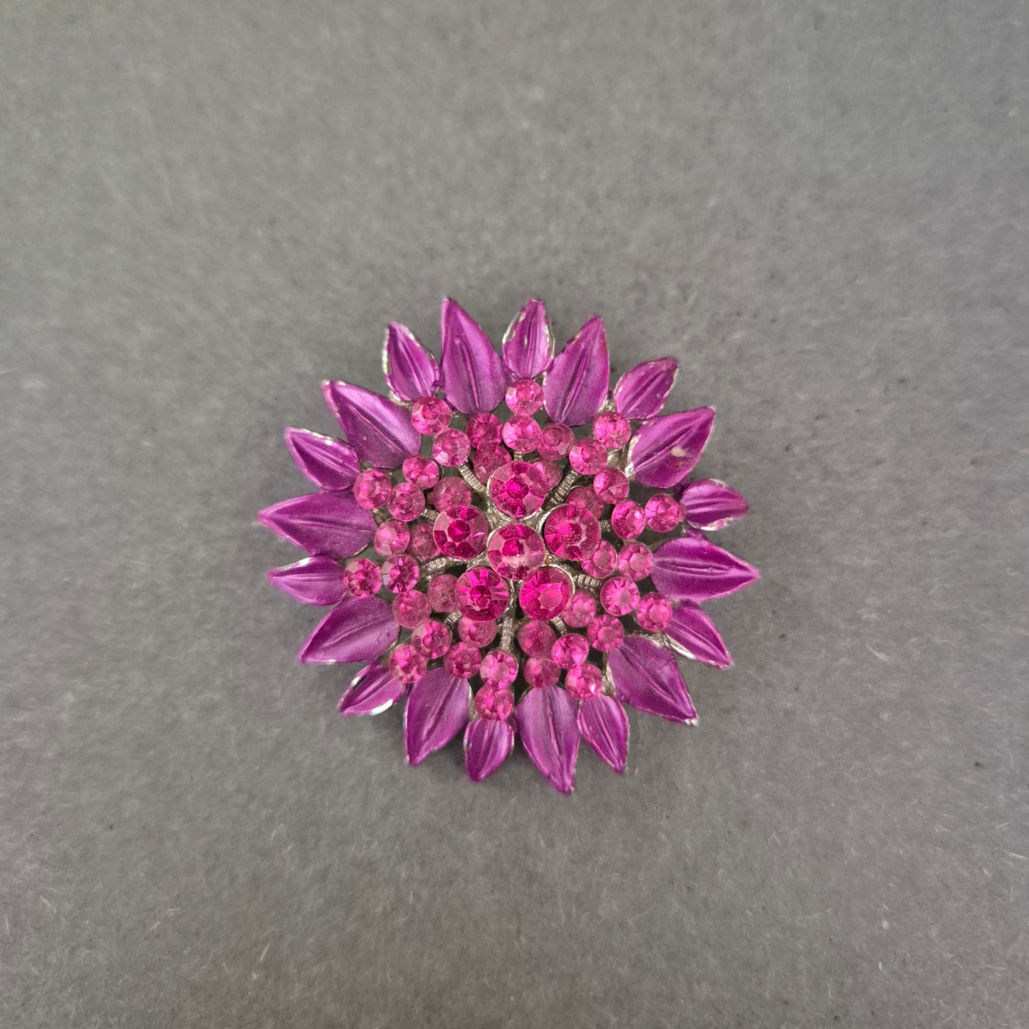 Brosche in Blütenform mit pinken Strasssteinen – Farbenfroher Eyecatcher