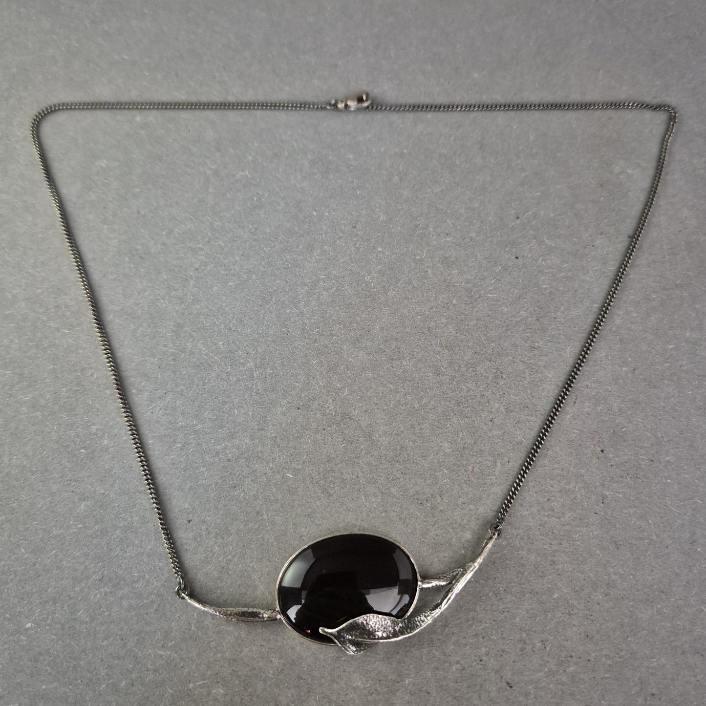 Vintage Silberkette mit Onyx & Blattform – Künstlerisches Design