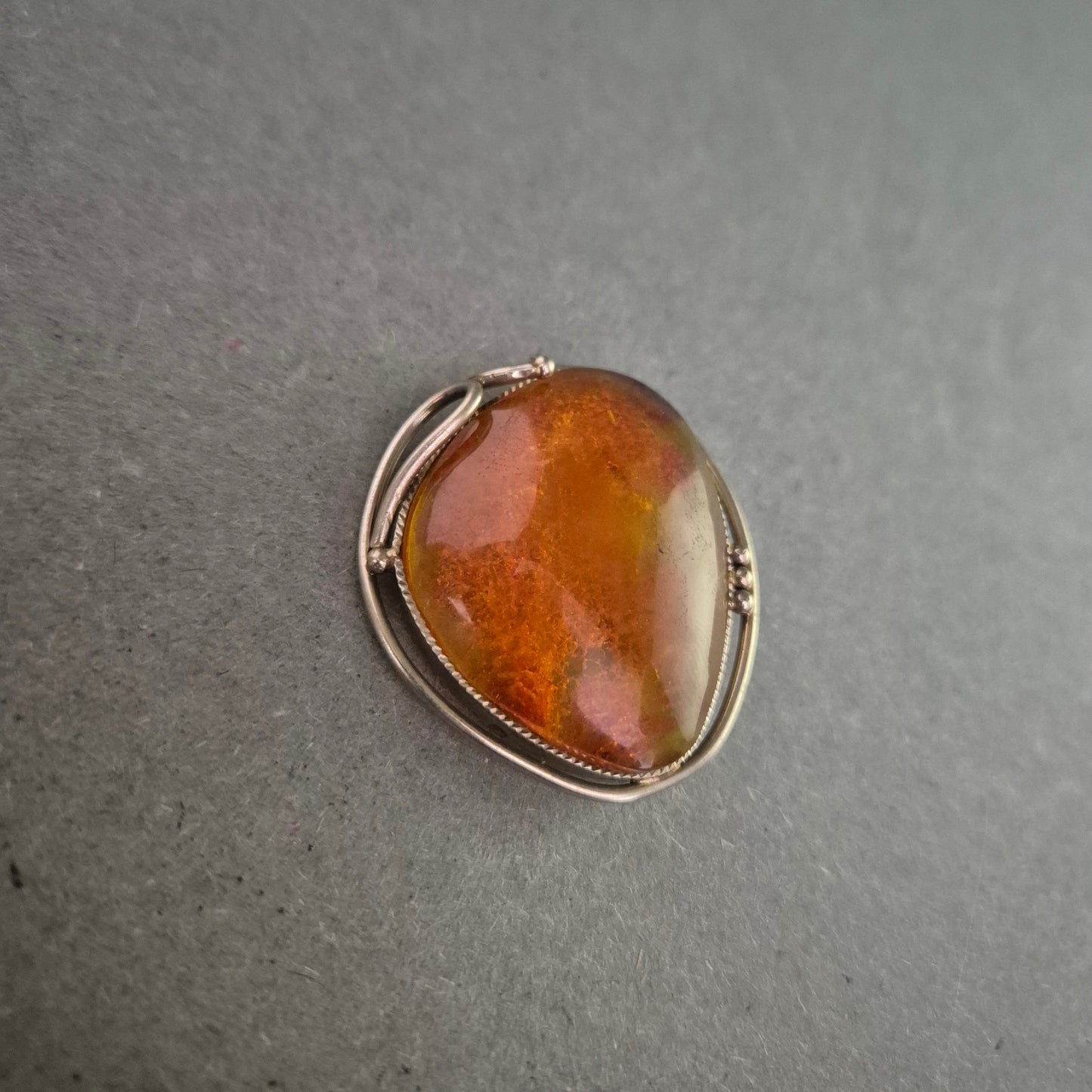 Bernsteinbrosche in Silberfassung – Organisch & Naturverbunden